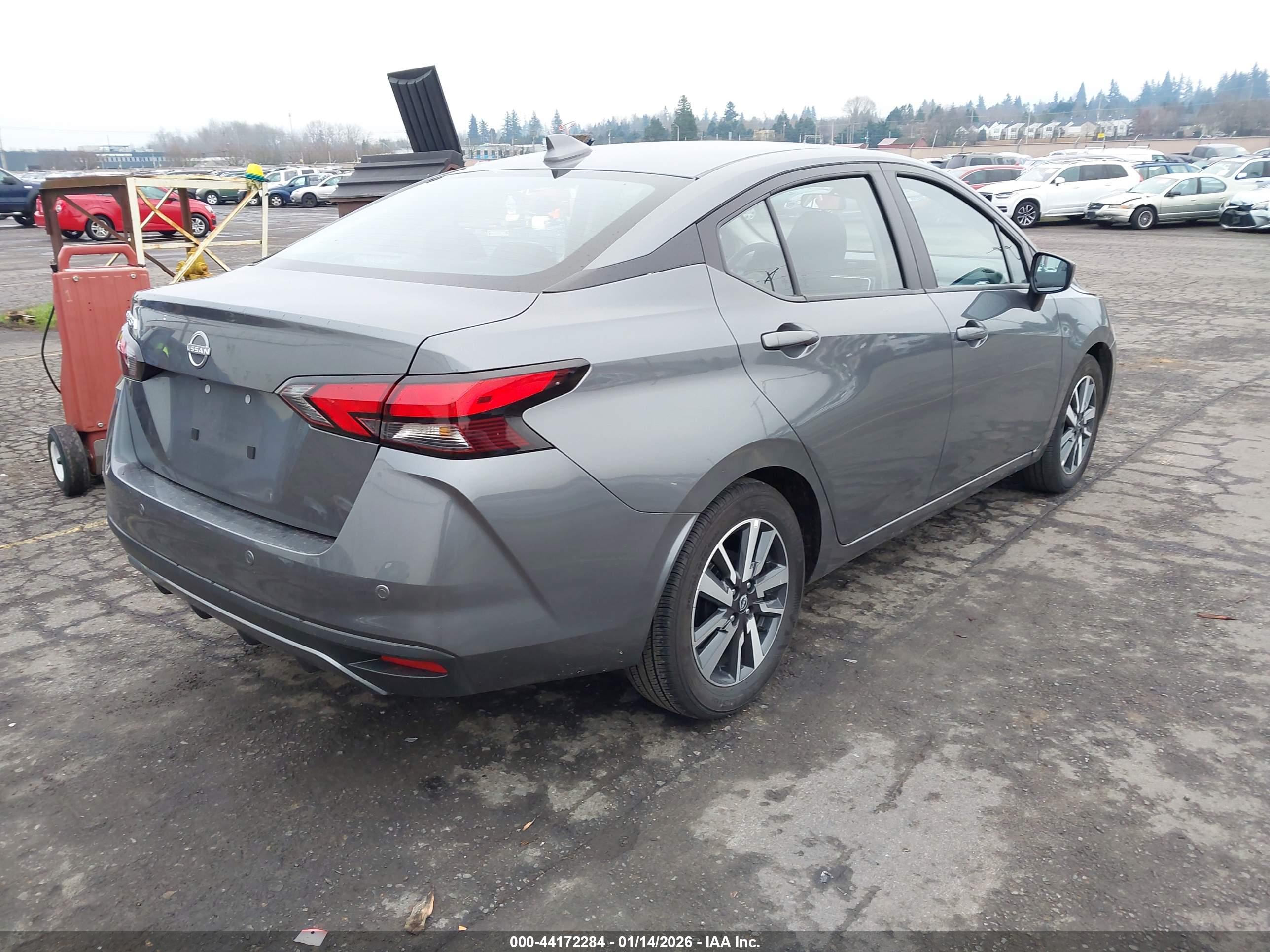 NISSAN VERSA image 4