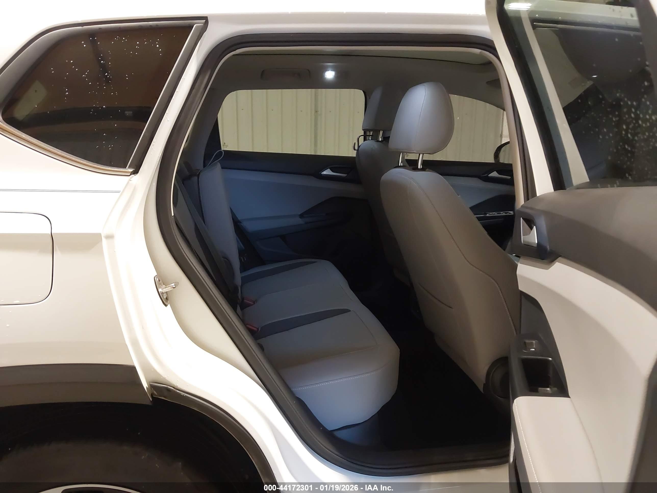 VOLKSWAGEN TAOS image 8