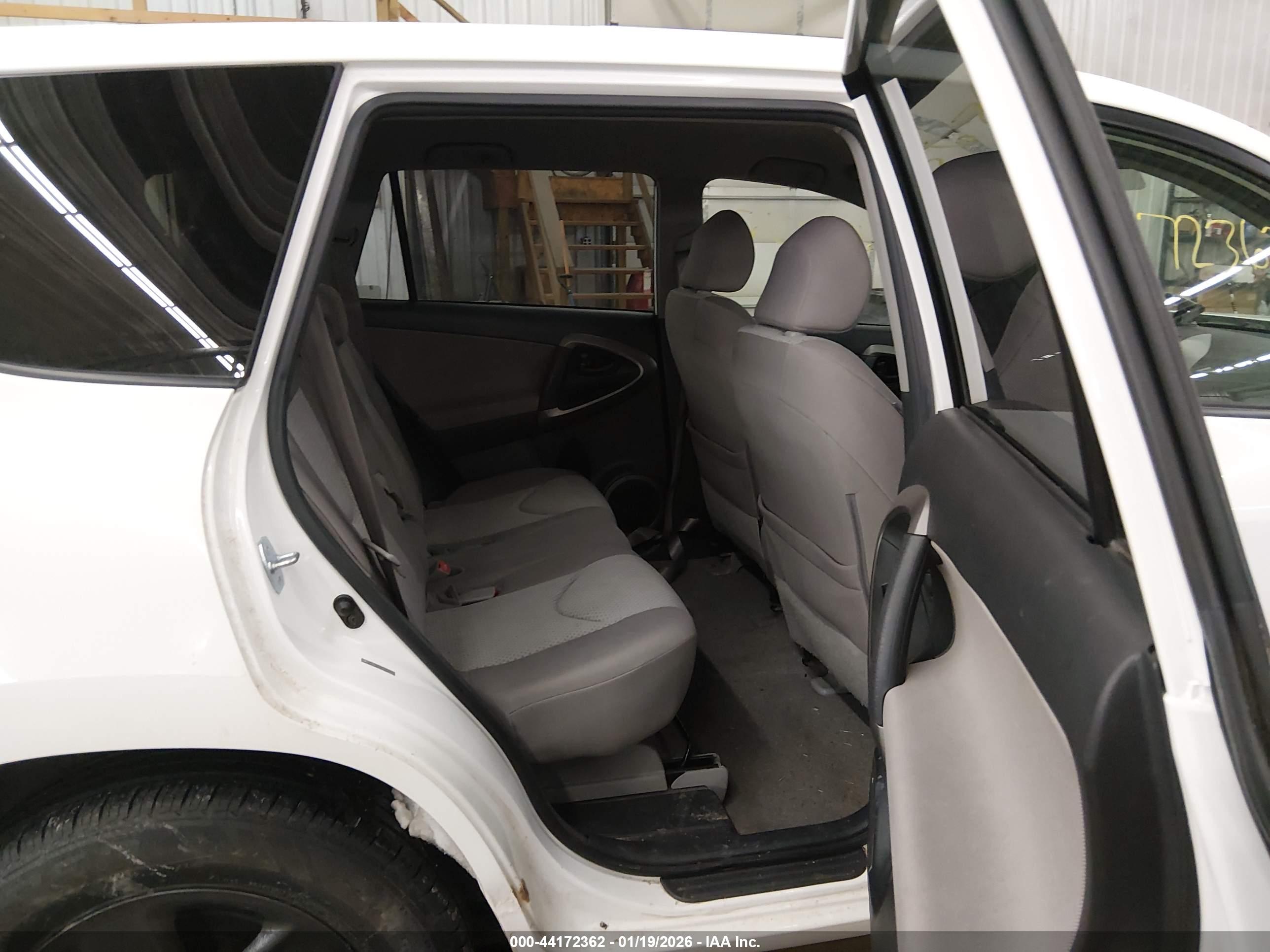 TOYOTA RAV4 image 8
