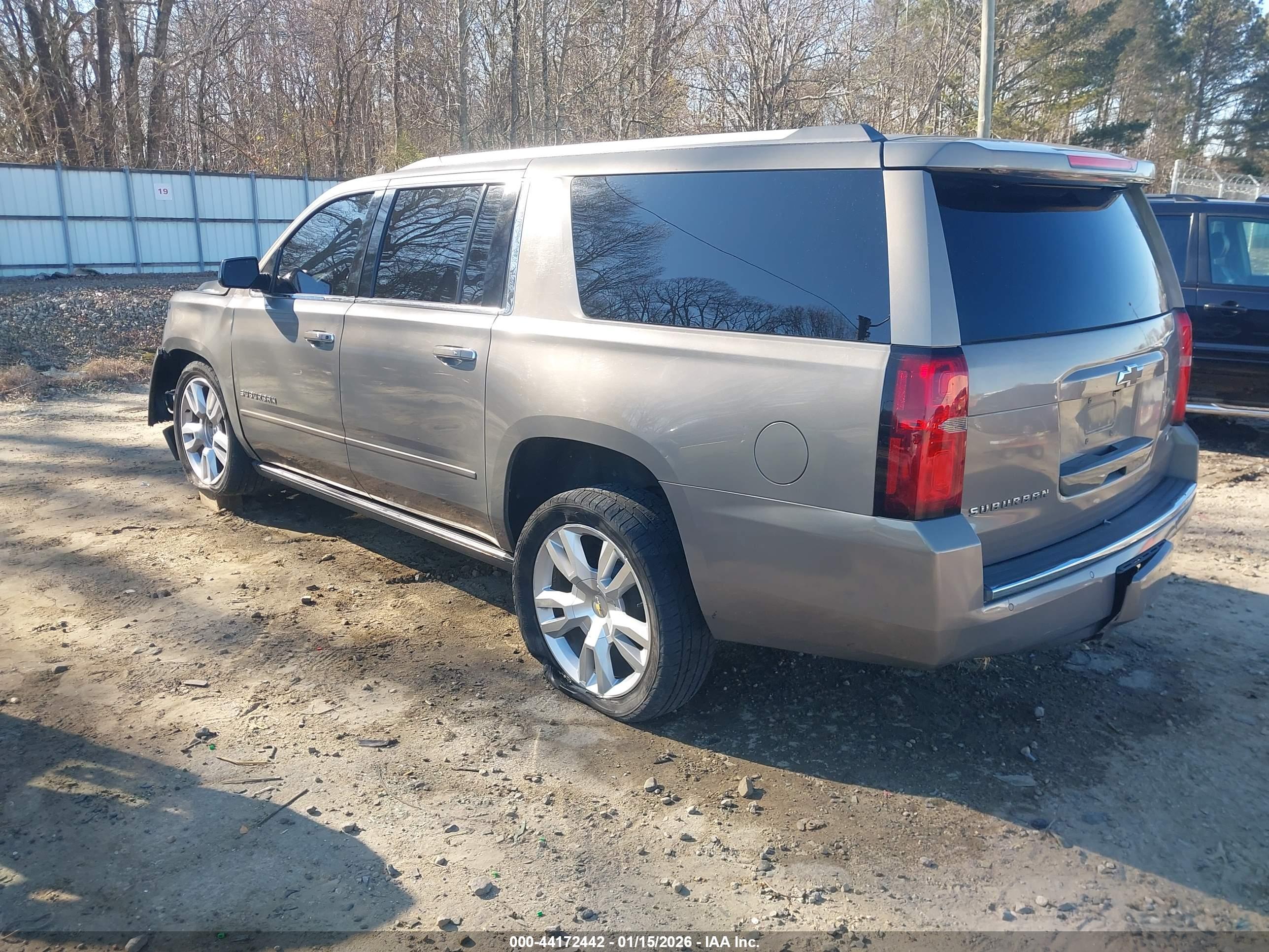 CHEVROLET SUBURBAN image 3