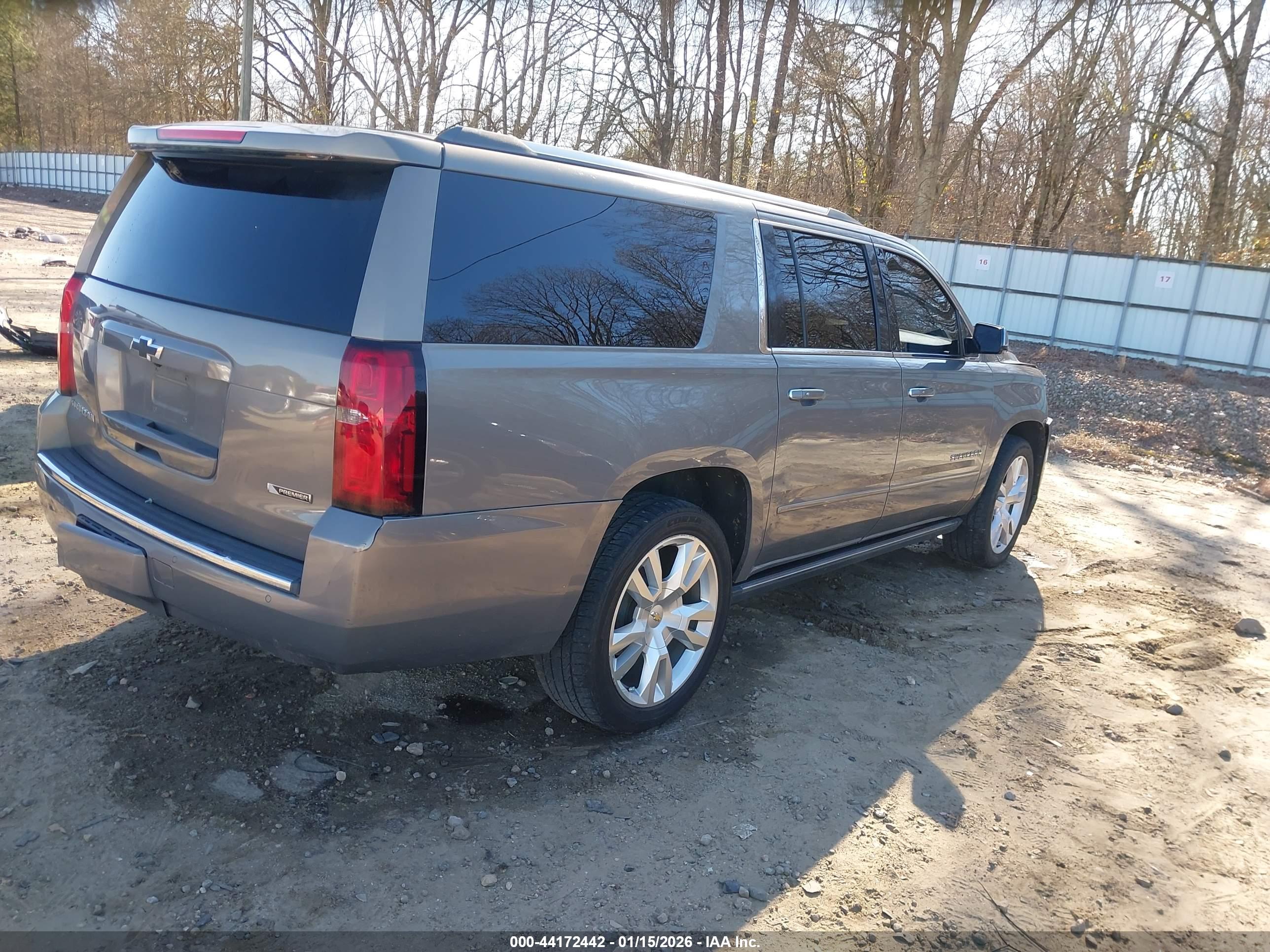 CHEVROLET SUBURBAN image 4