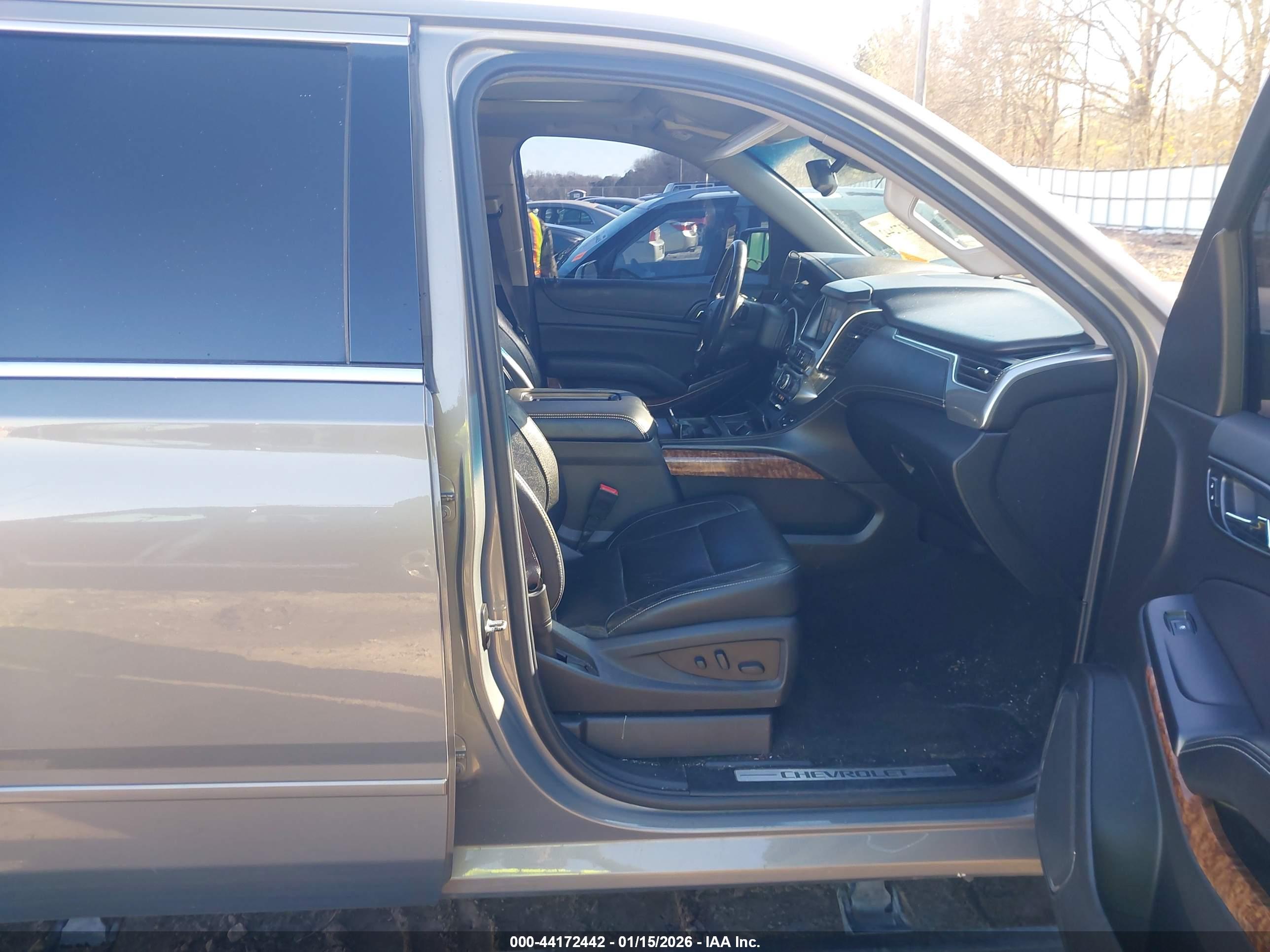 CHEVROLET SUBURBAN image 5