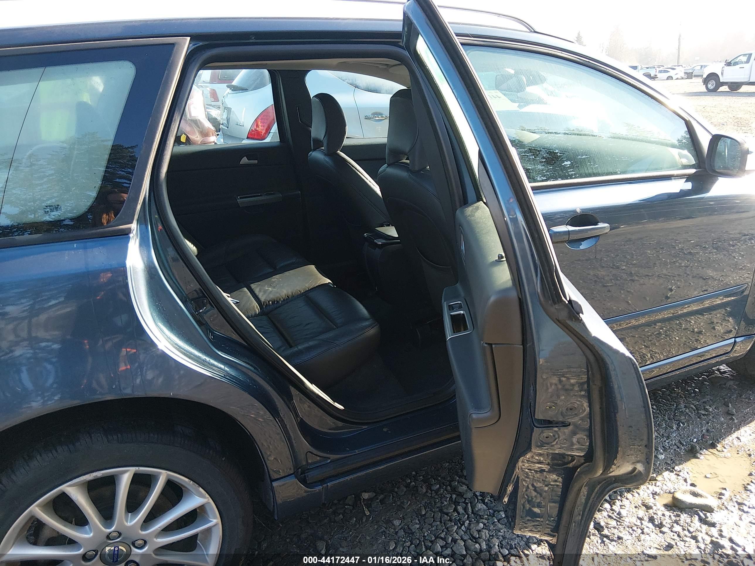 VOLVO V50 image 8