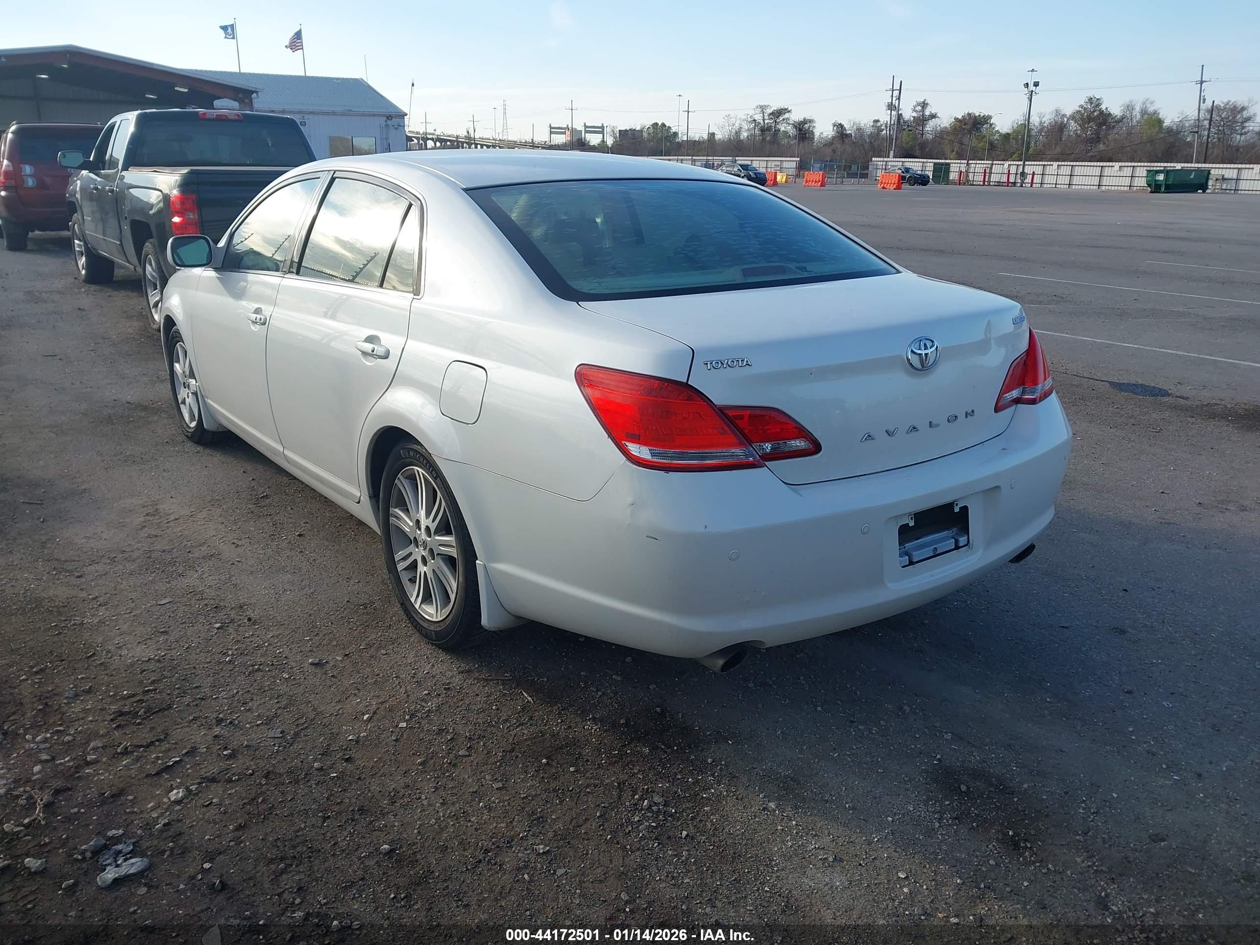 TOYOTA AVALON image 3