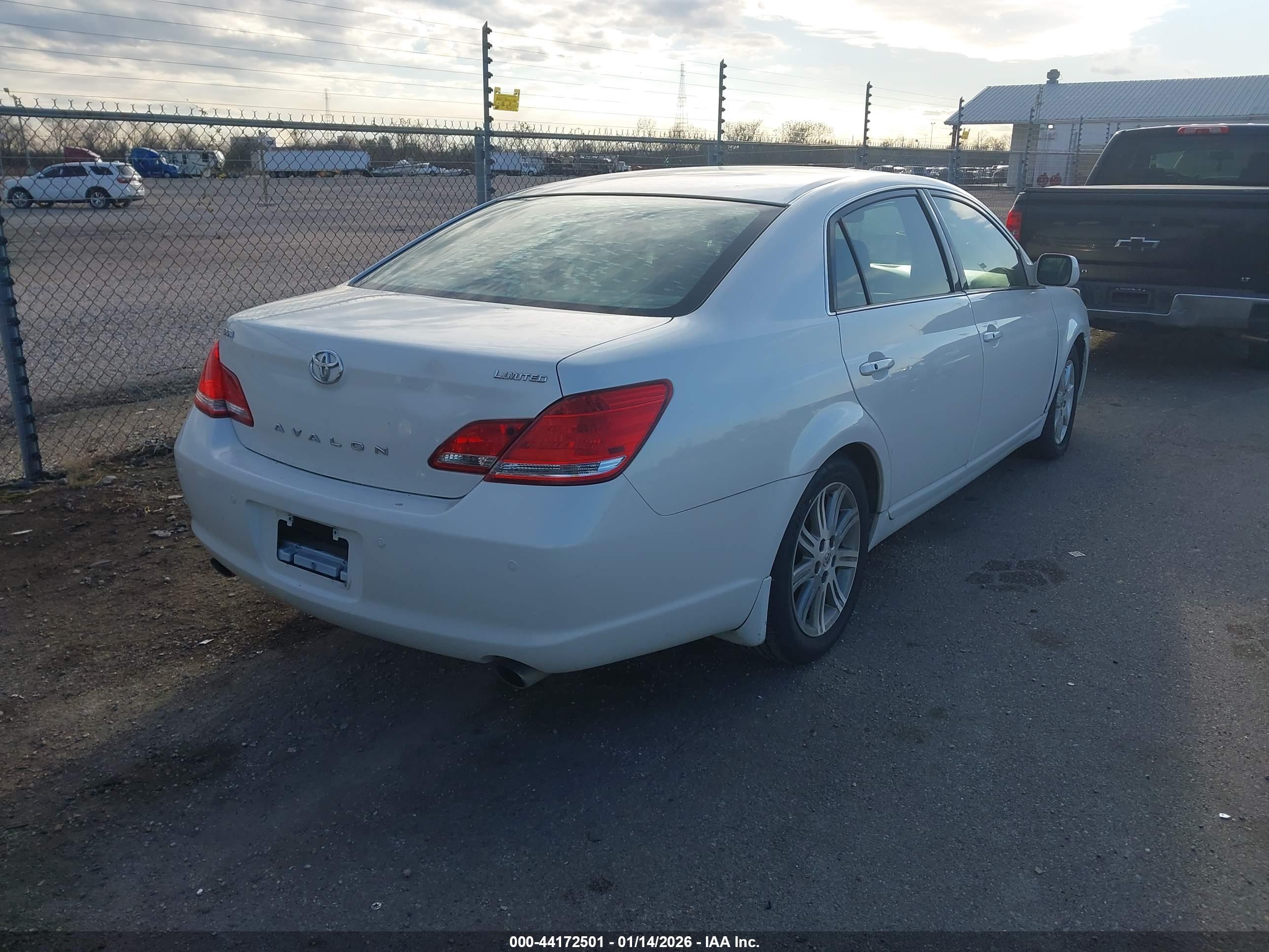 TOYOTA AVALON image 4