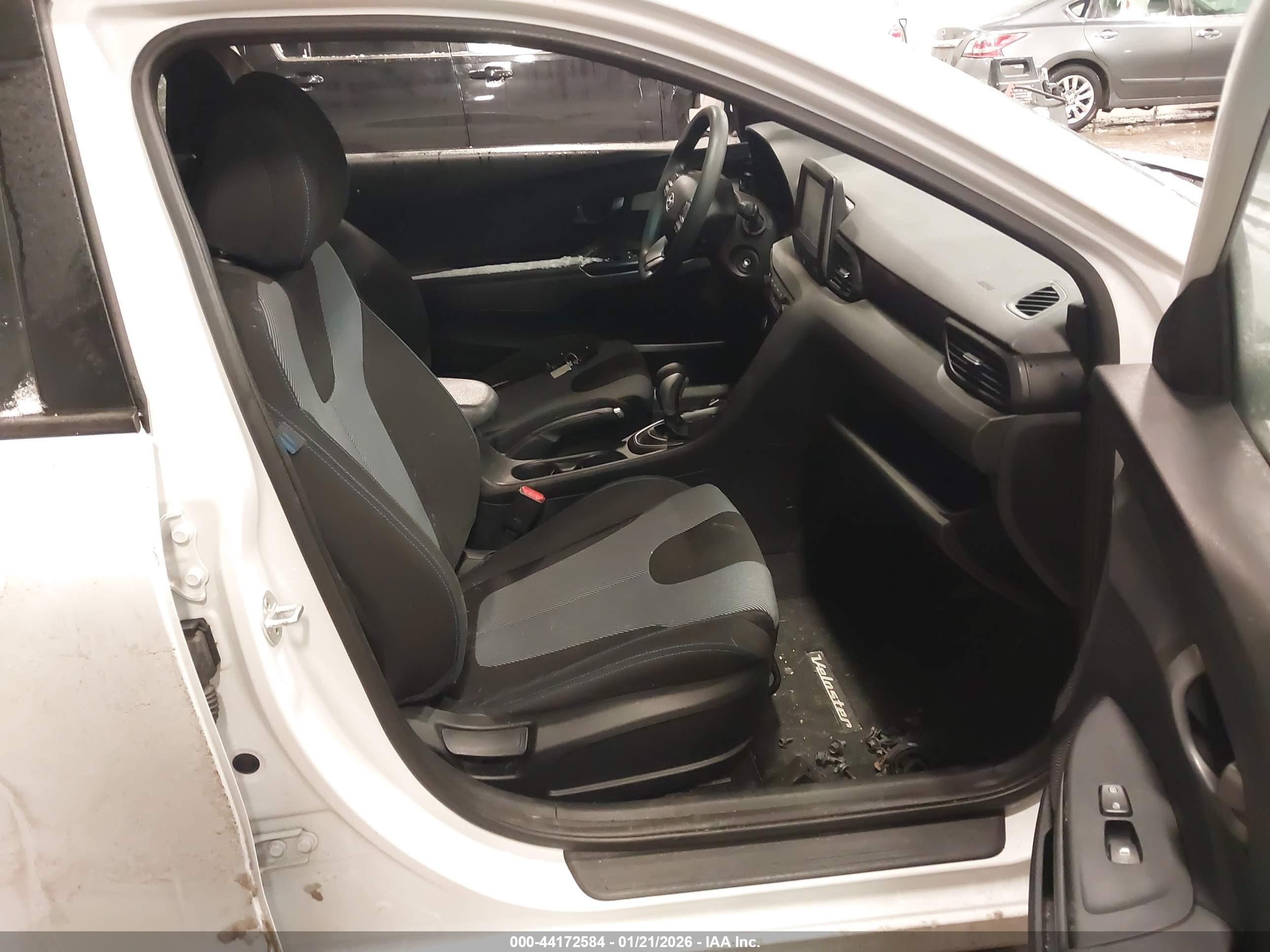 HYUNDAI VELOSTER image 5