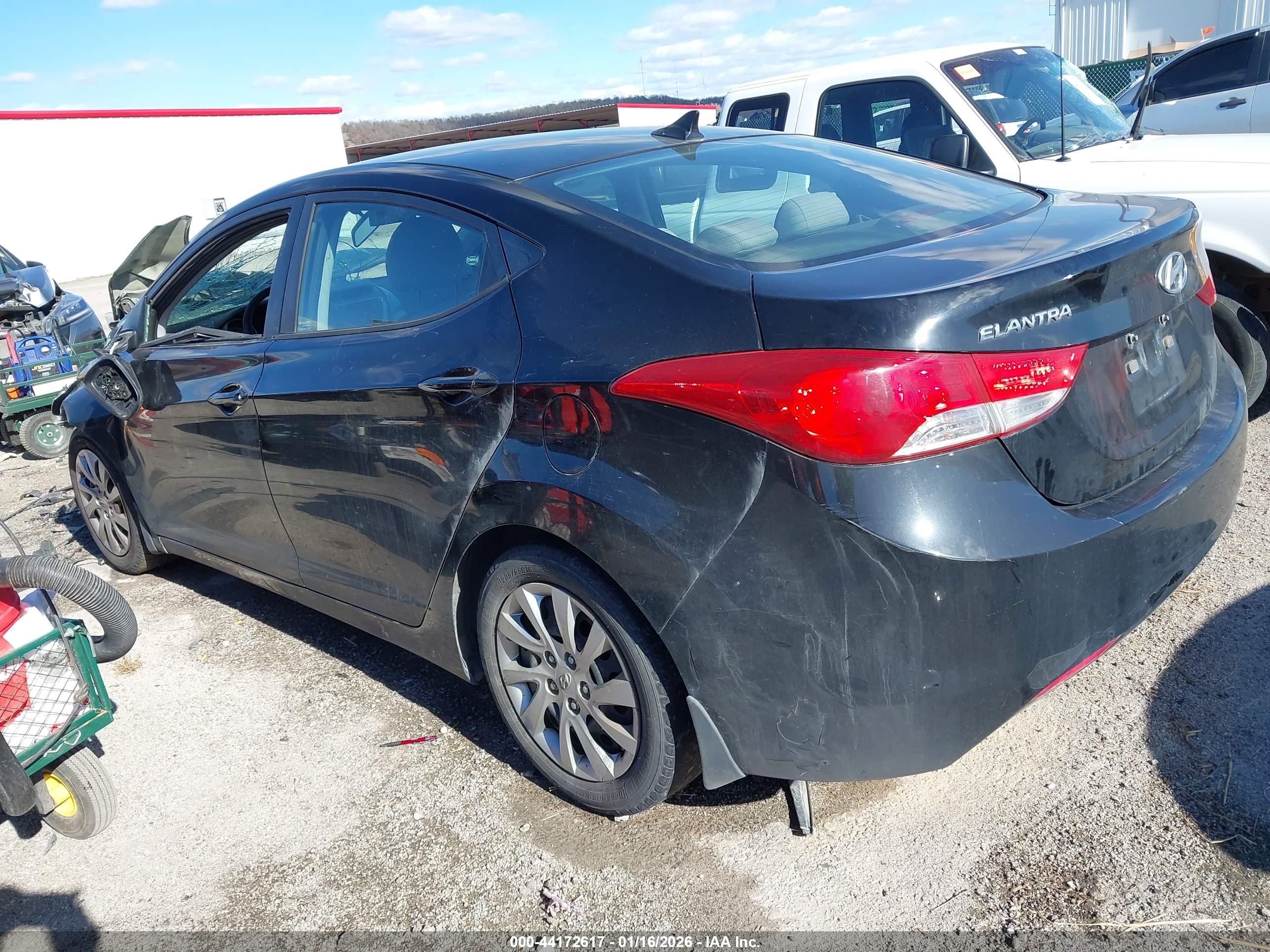 HYUNDAI ELANTRA image 3
