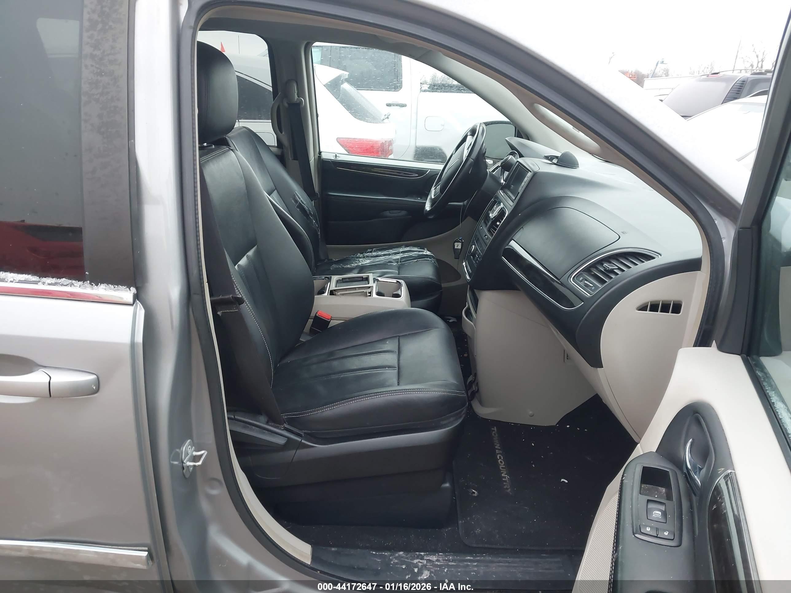 CHRYSLER TOWN image 5