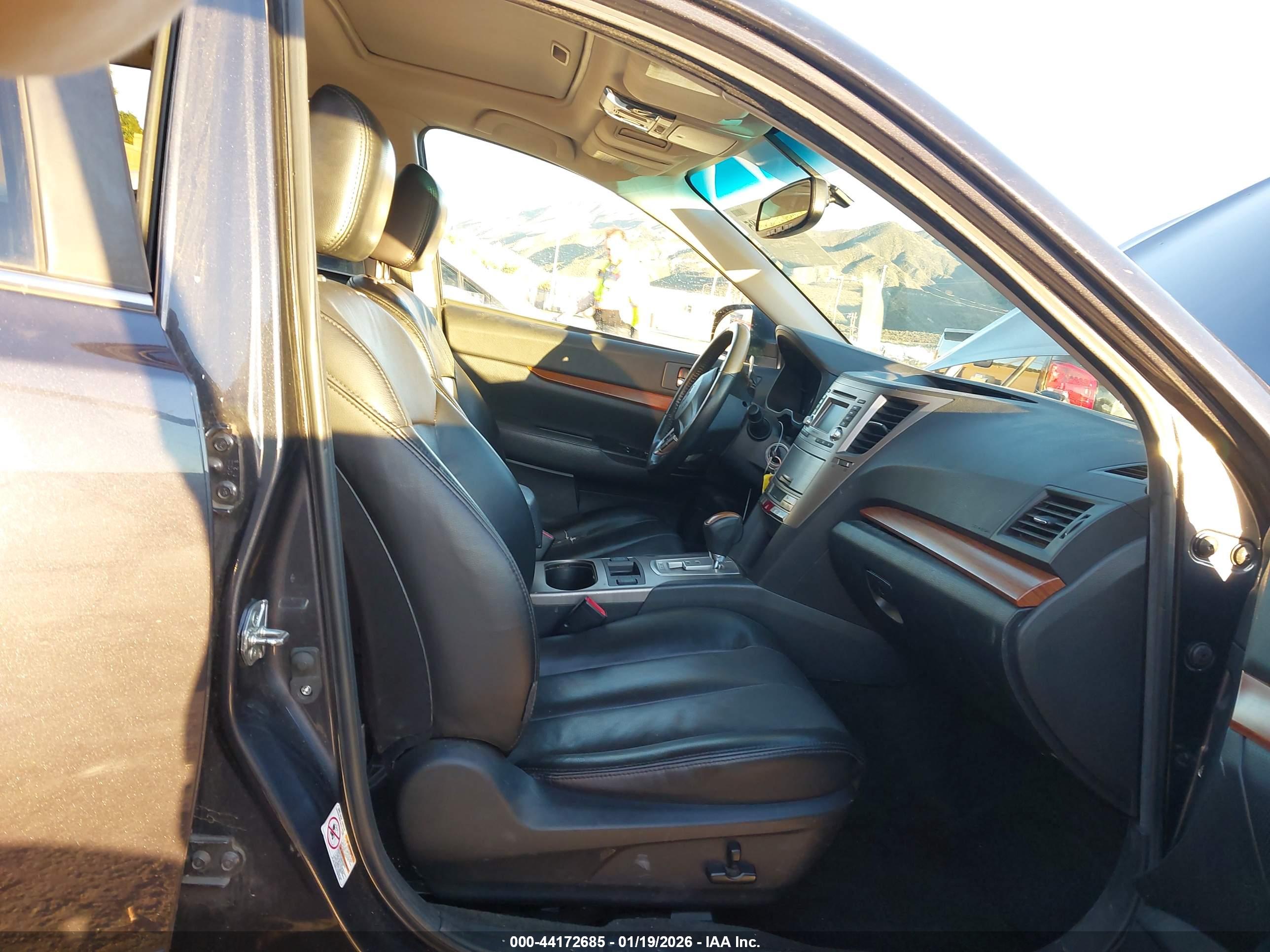 SUBARU OUTBACK image 5