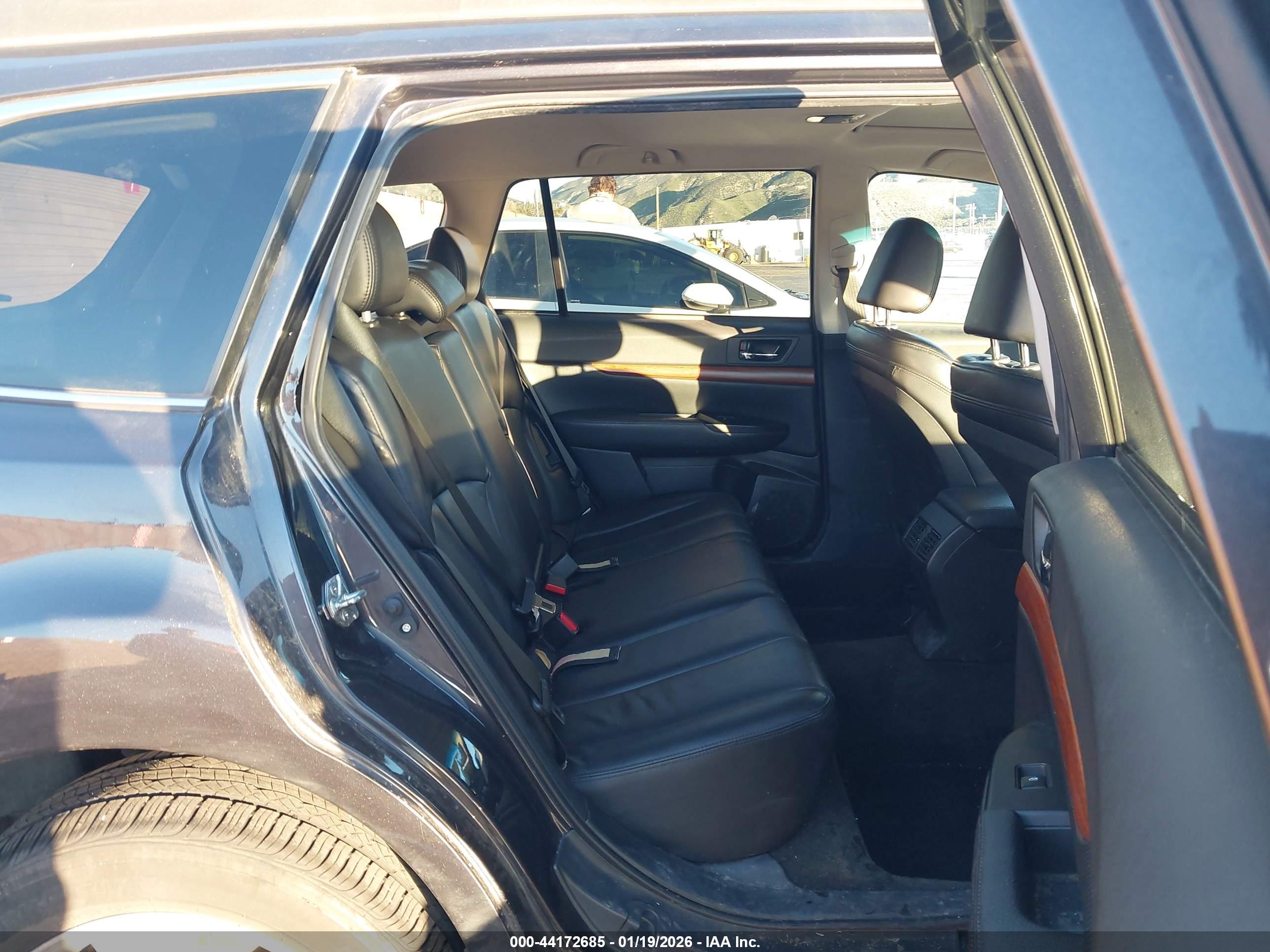 SUBARU OUTBACK image 8