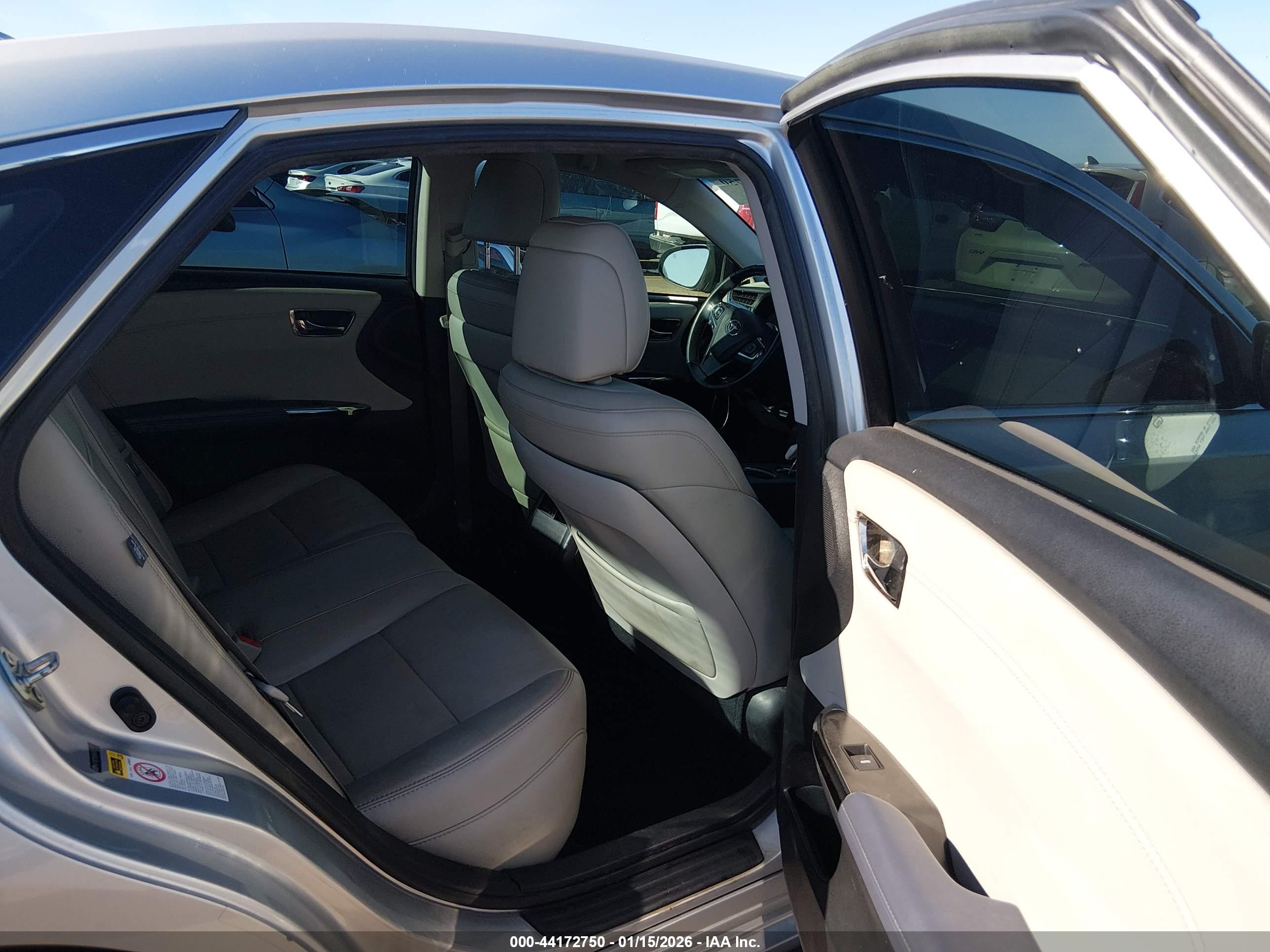 TOYOTA AVALON image 8