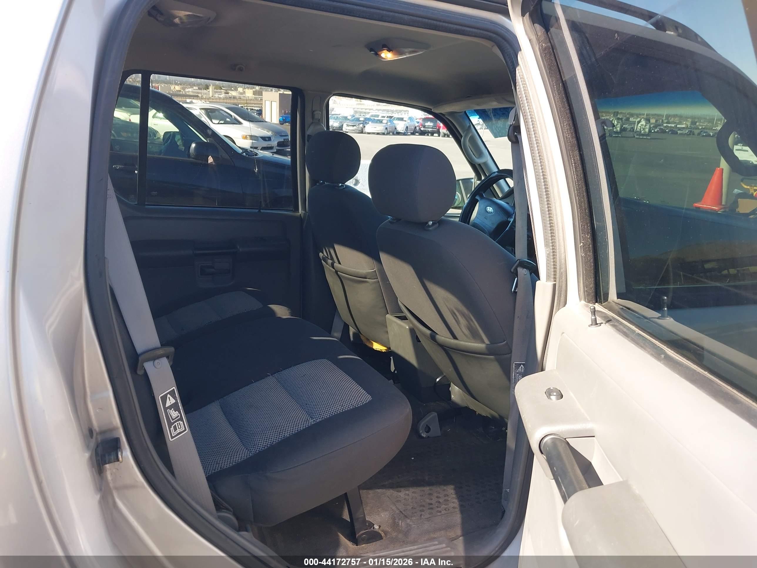 FORD EXPLORER image 8