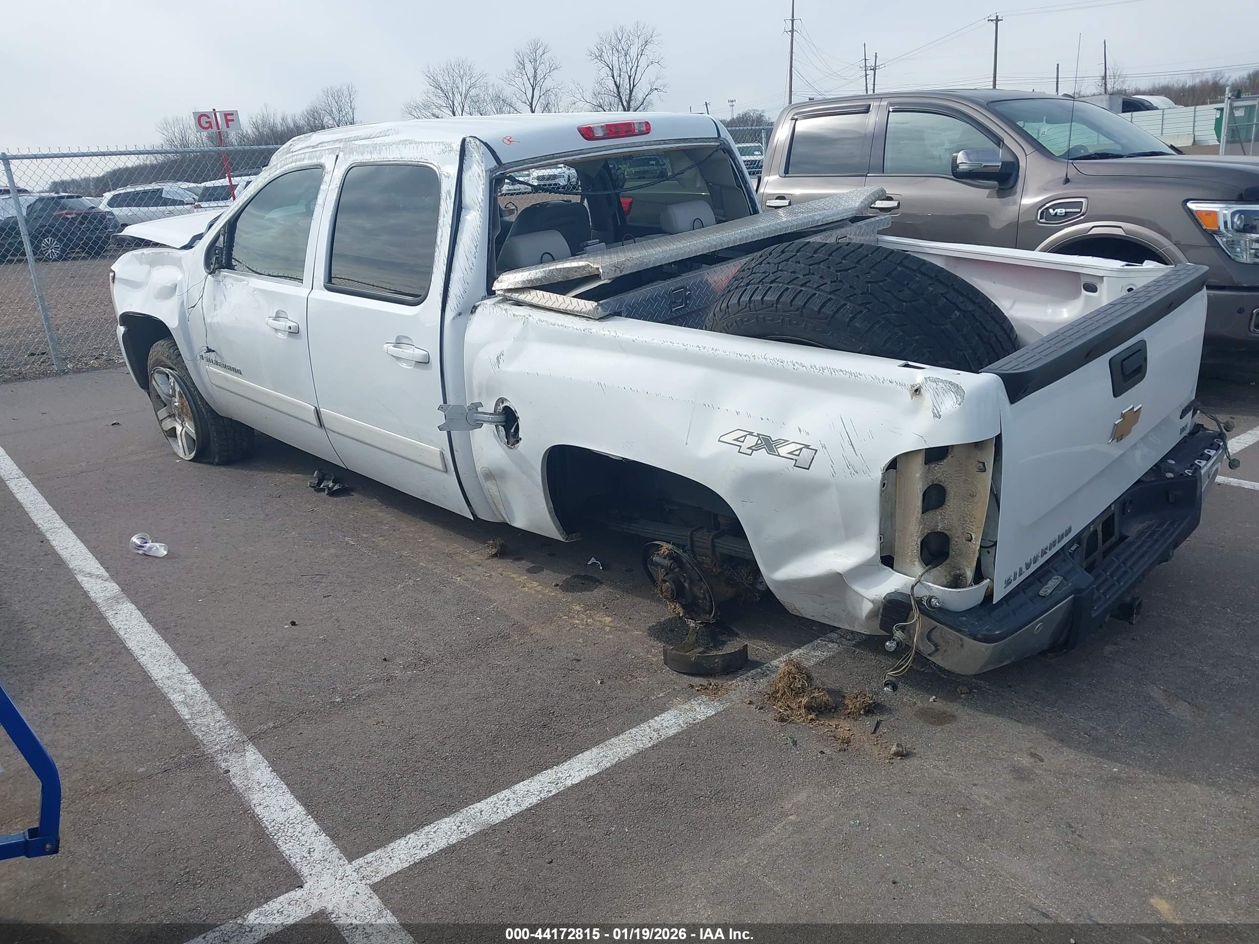 CHEVROLET SILVERADO image 3