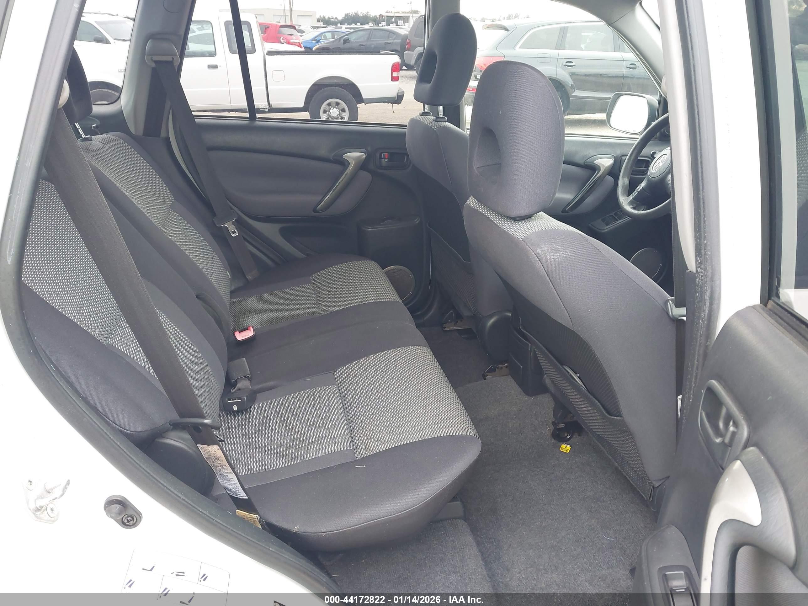 TOYOTA RAV4 image 8