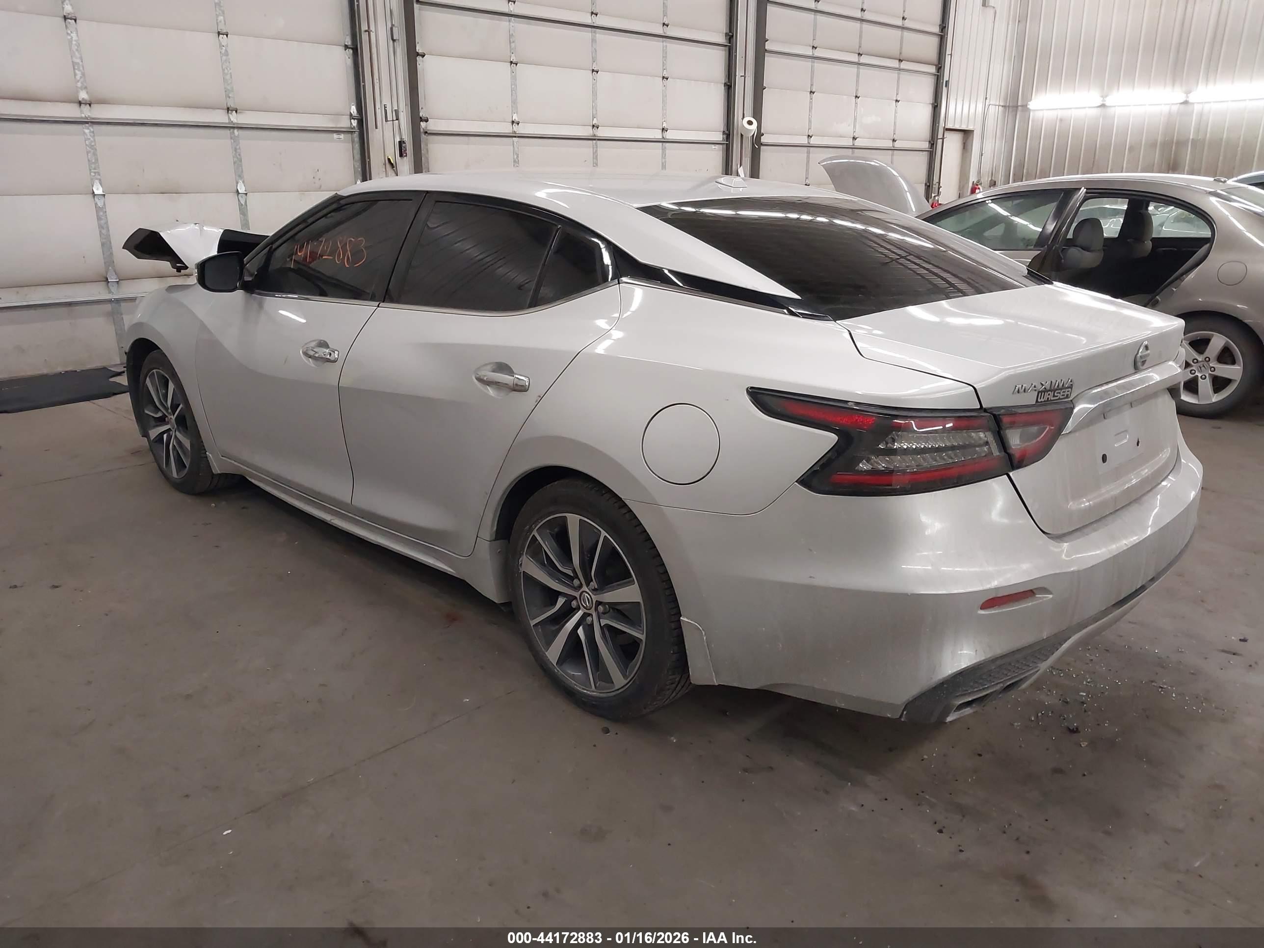 NISSAN MAXIMA image 3