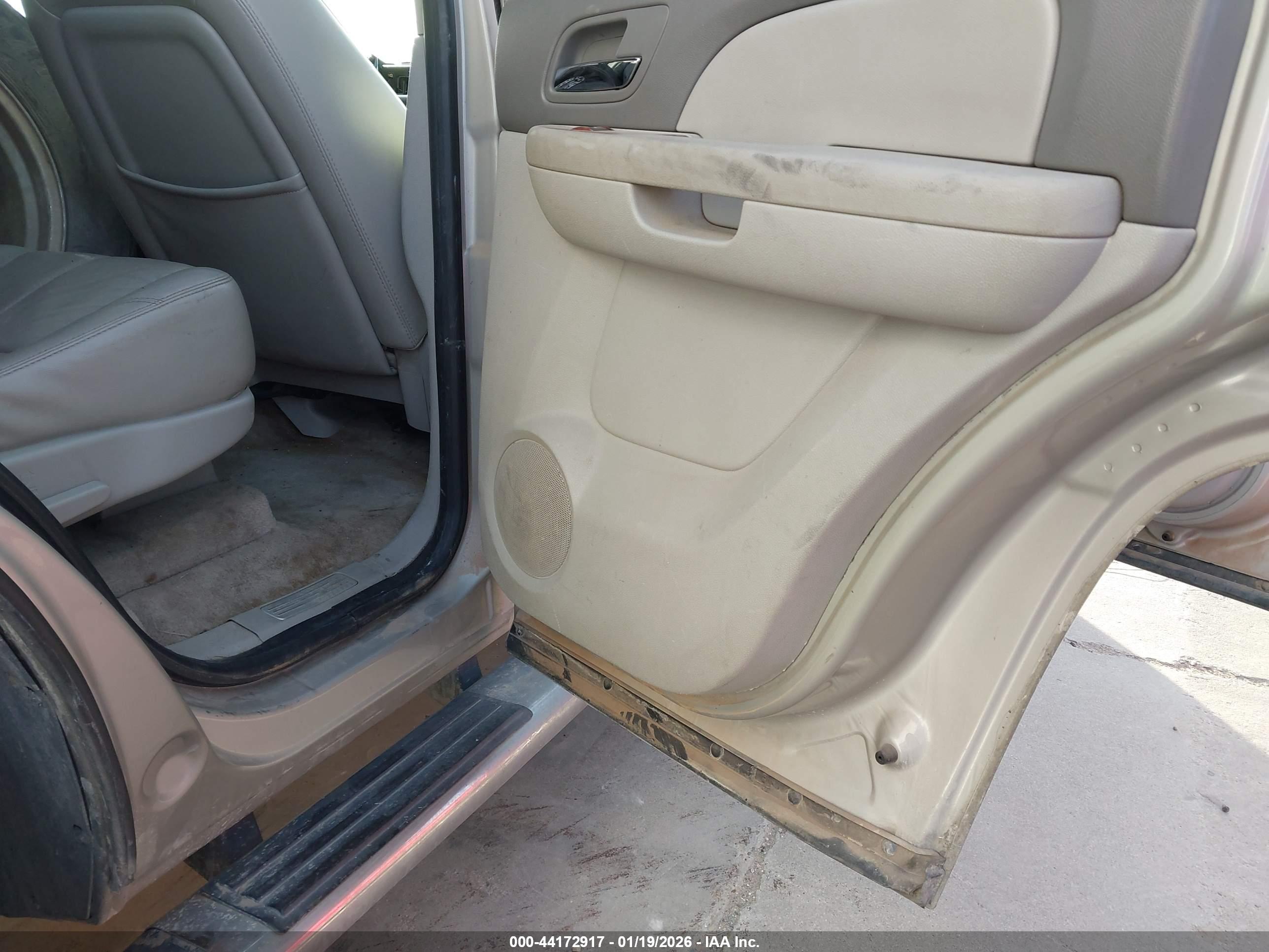 CHEVROLET TAHOE image 8