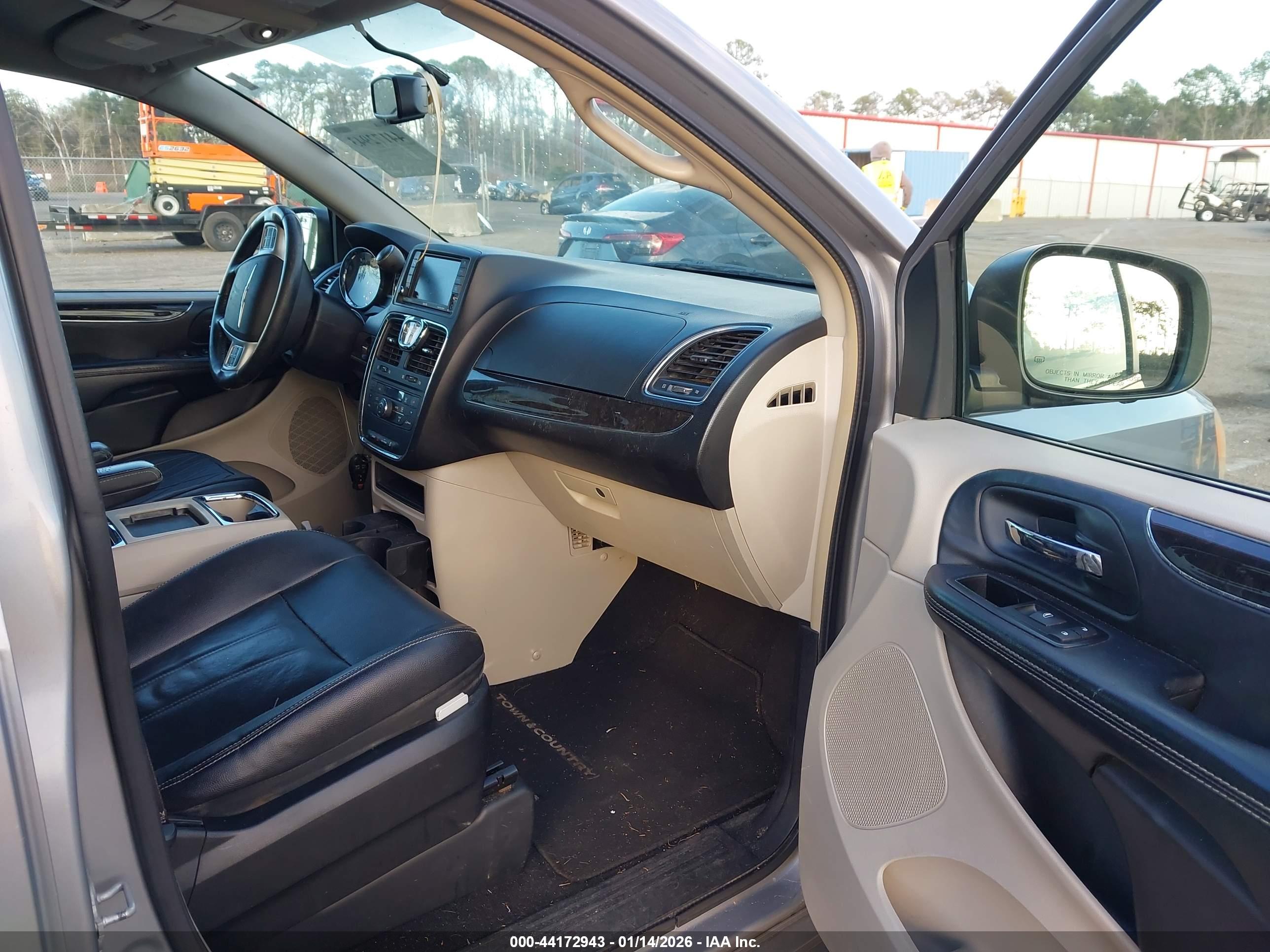CHRYSLER TOWN image 5
