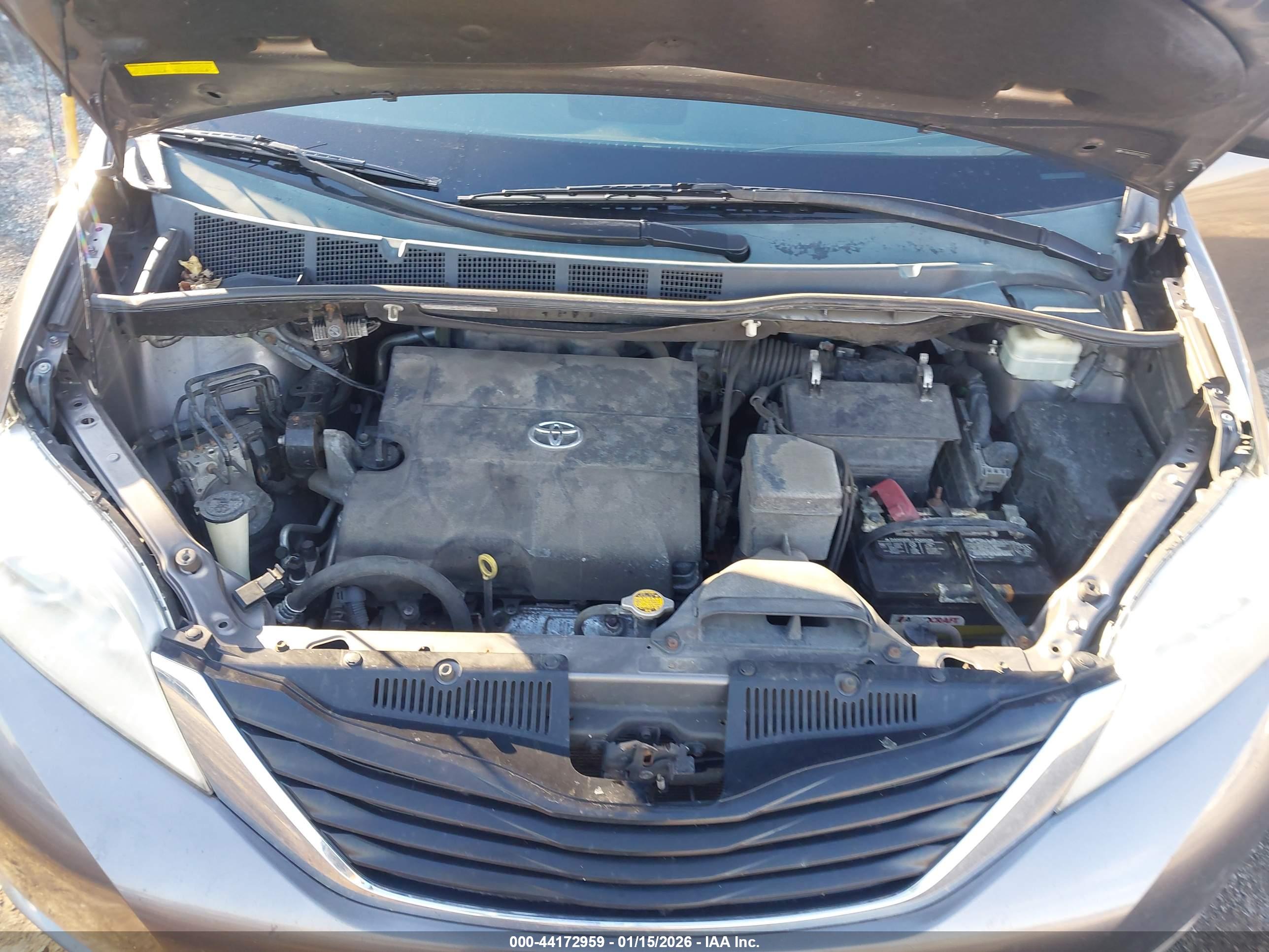 TOYOTA SIENNA image 10