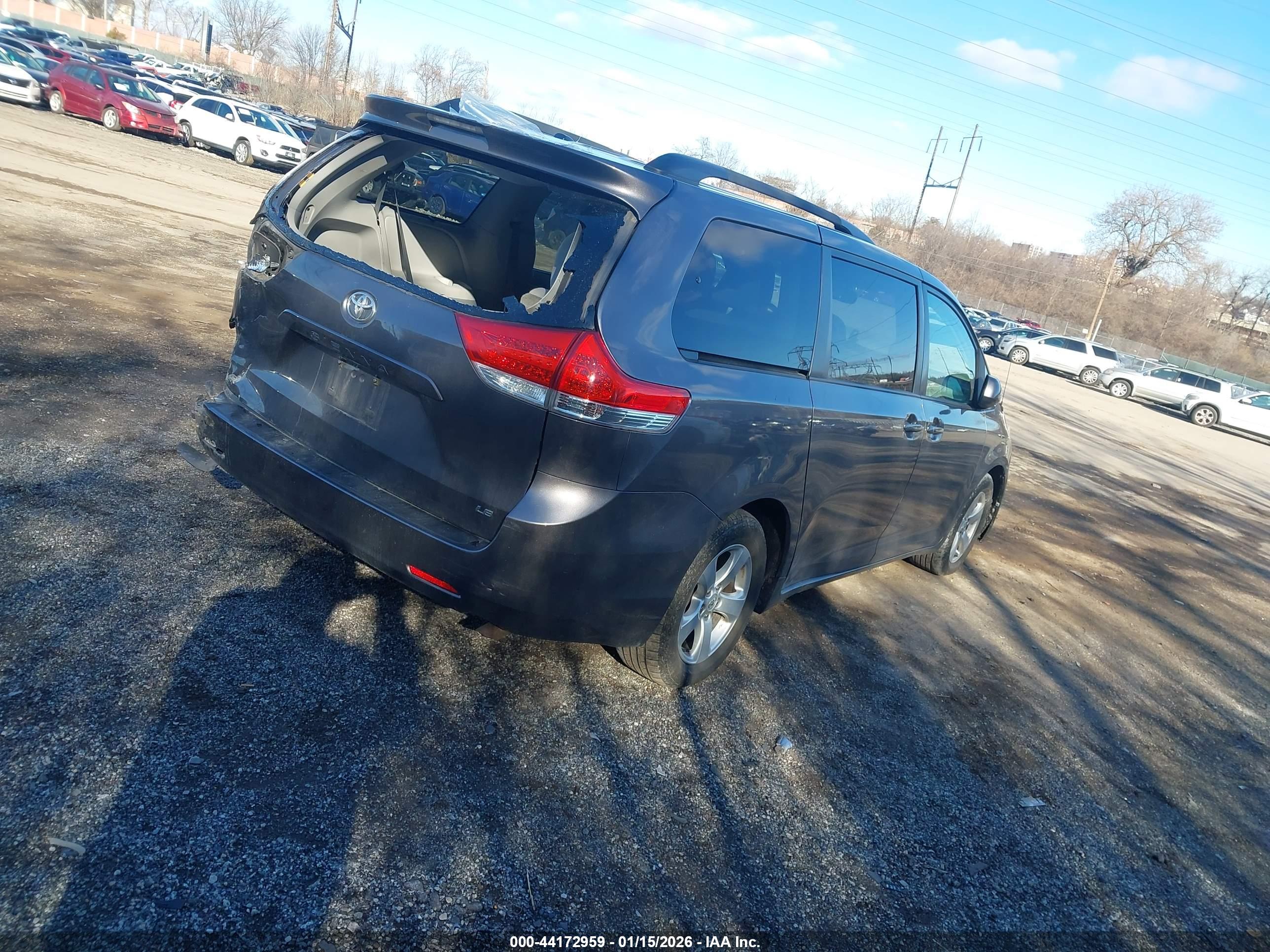TOYOTA SIENNA image 4