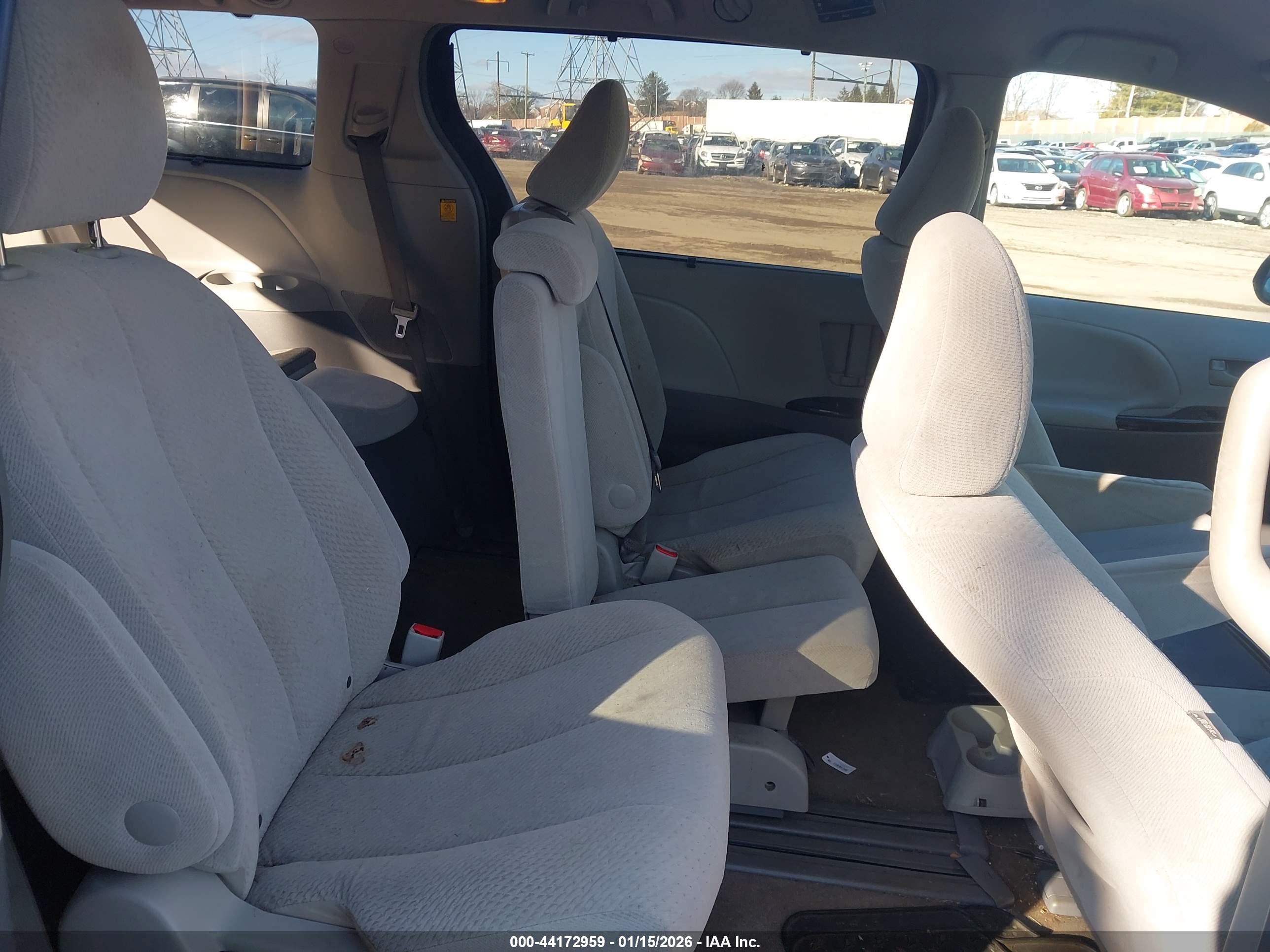 TOYOTA SIENNA image 8