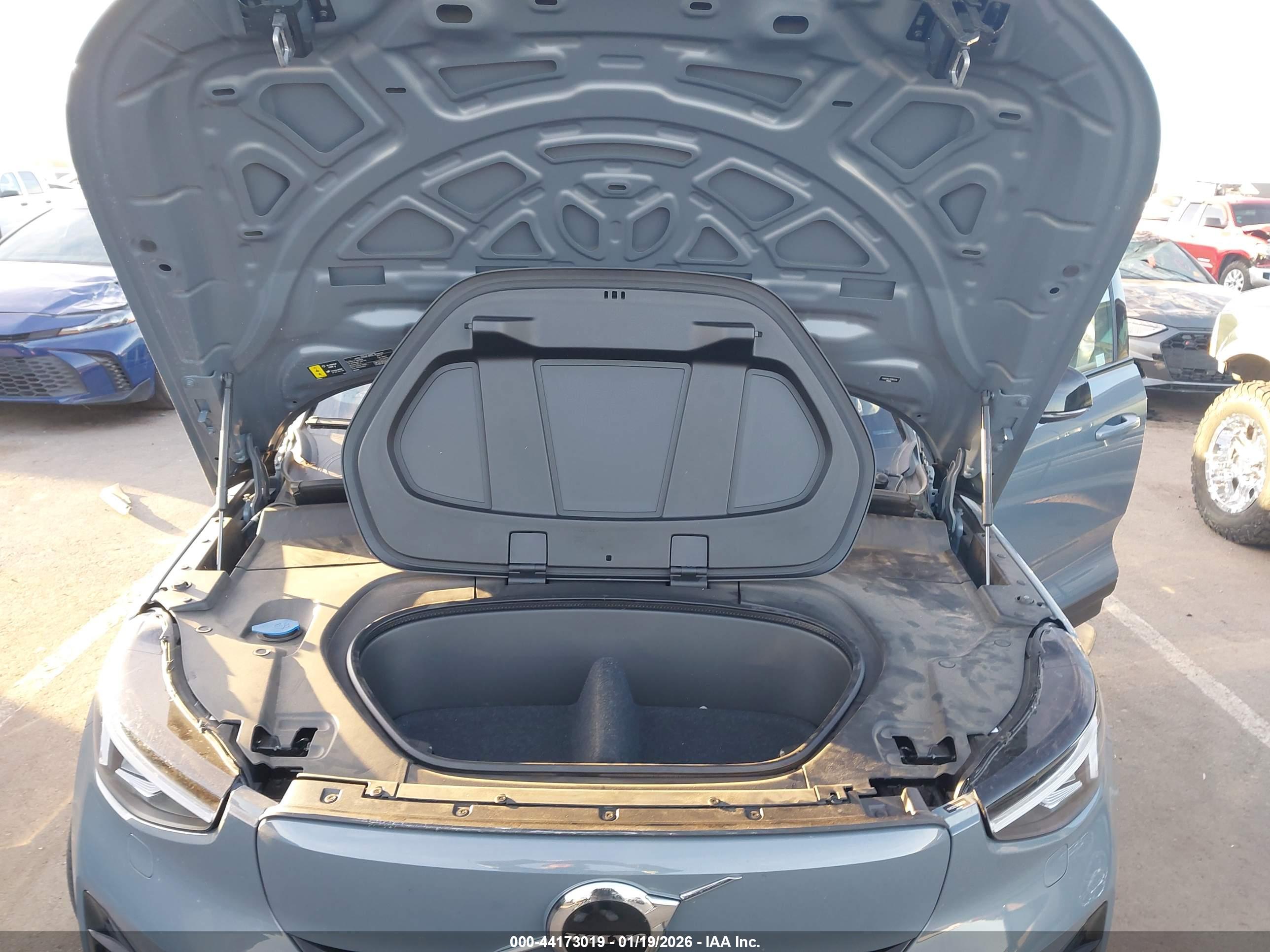 VOLVO C40 image 10