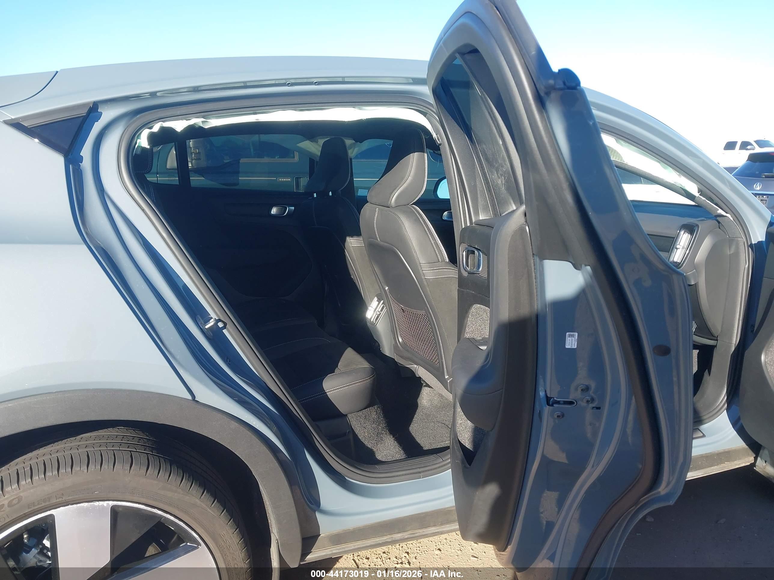 VOLVO C40 image 8