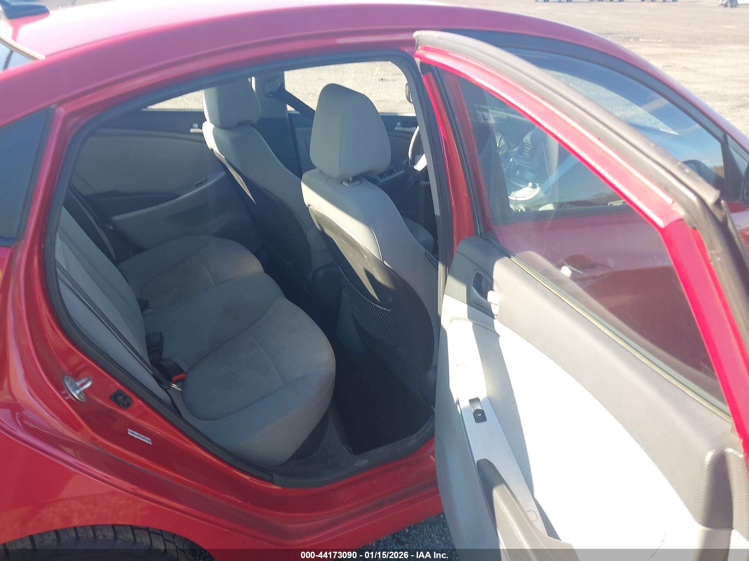 HYUNDAI ACCENT image 8