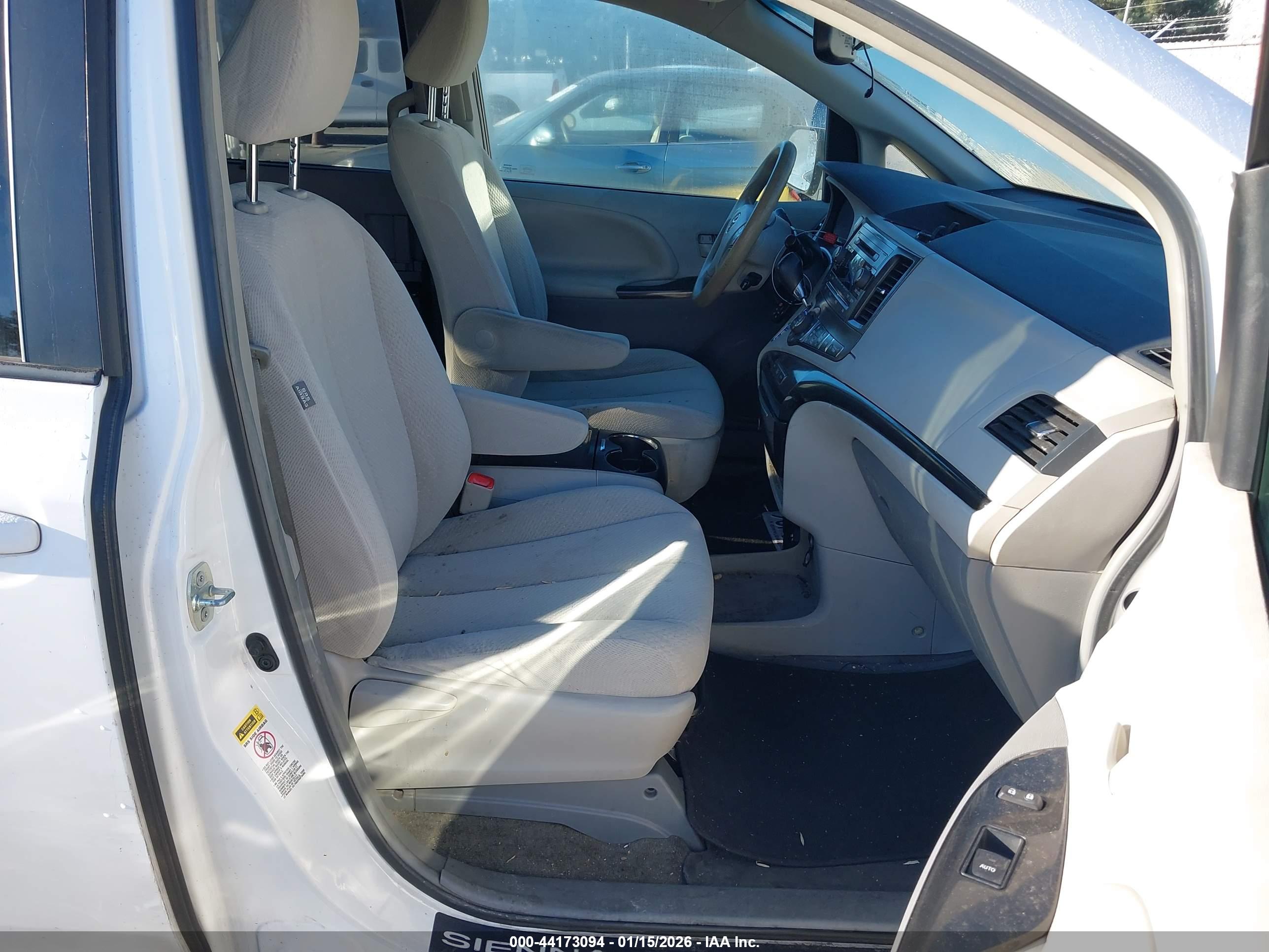 TOYOTA SIENNA image 5
