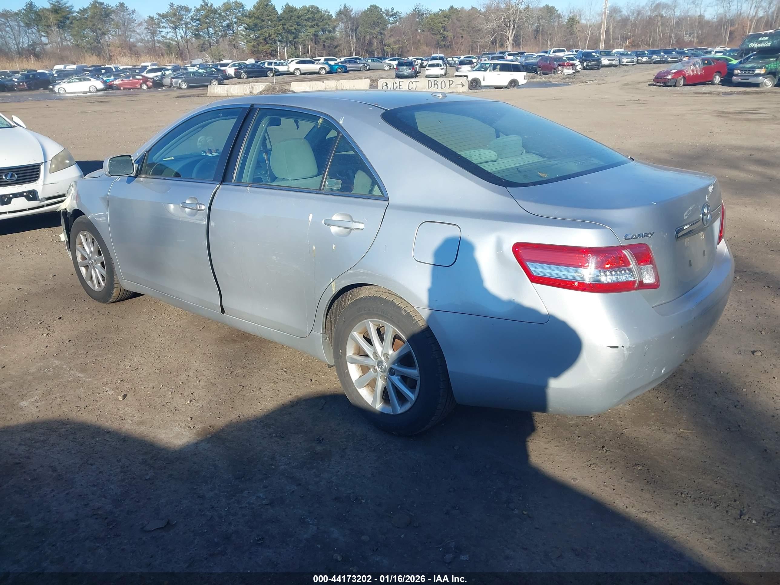 TOYOTA CAMRY image 3