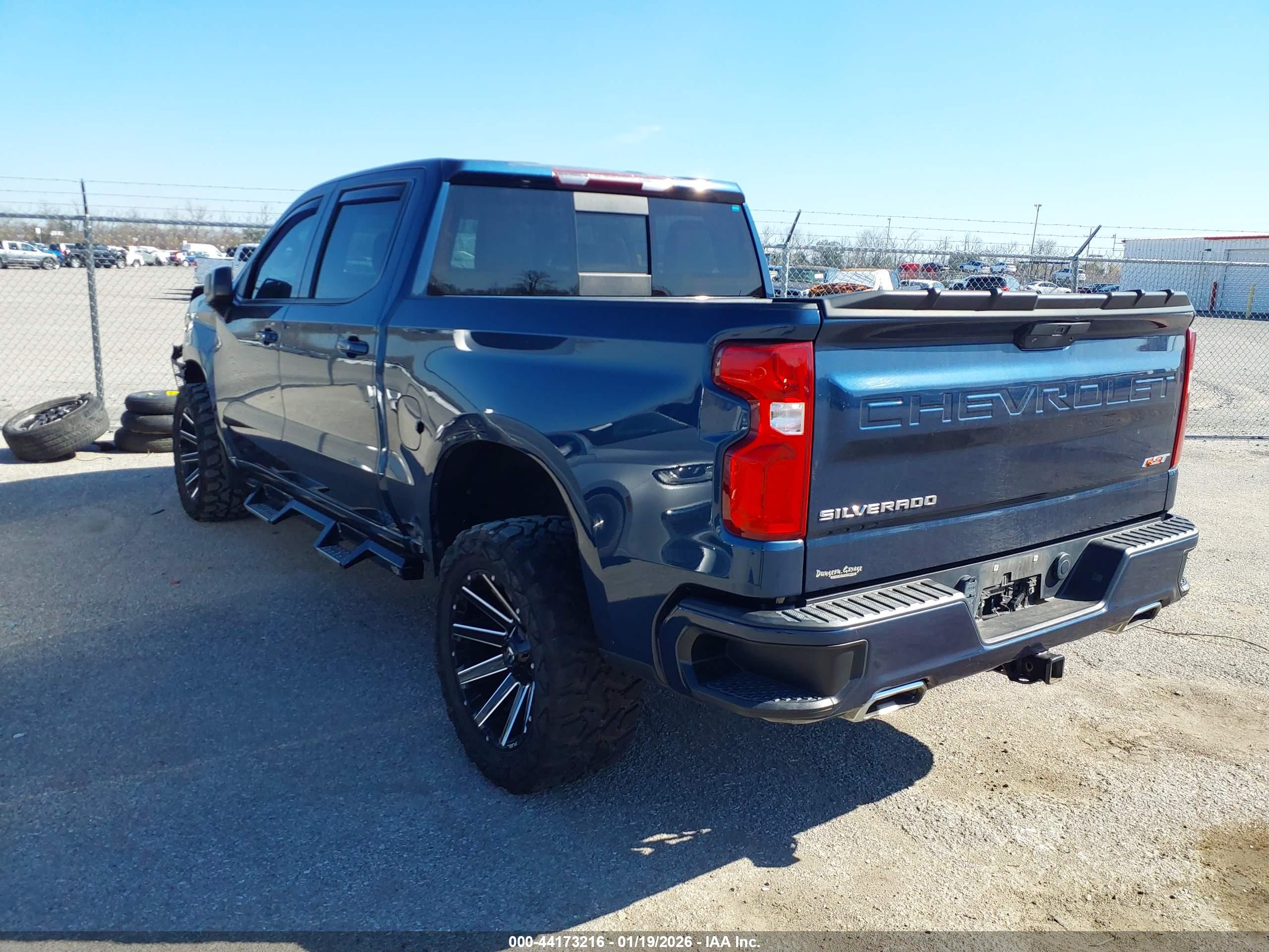 CHEVROLET SILVERADO image 3