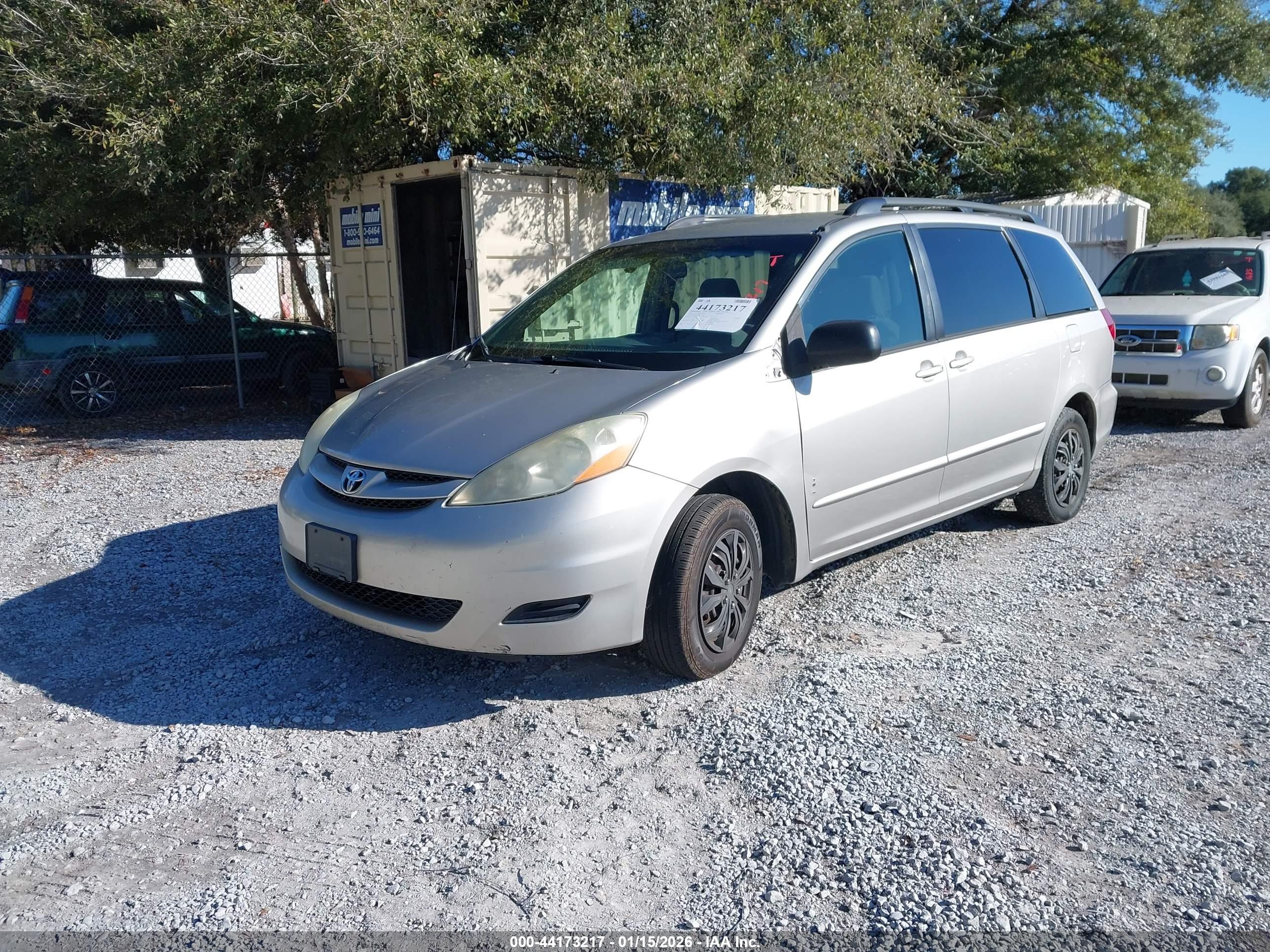 TOYOTA SIENNA image 2