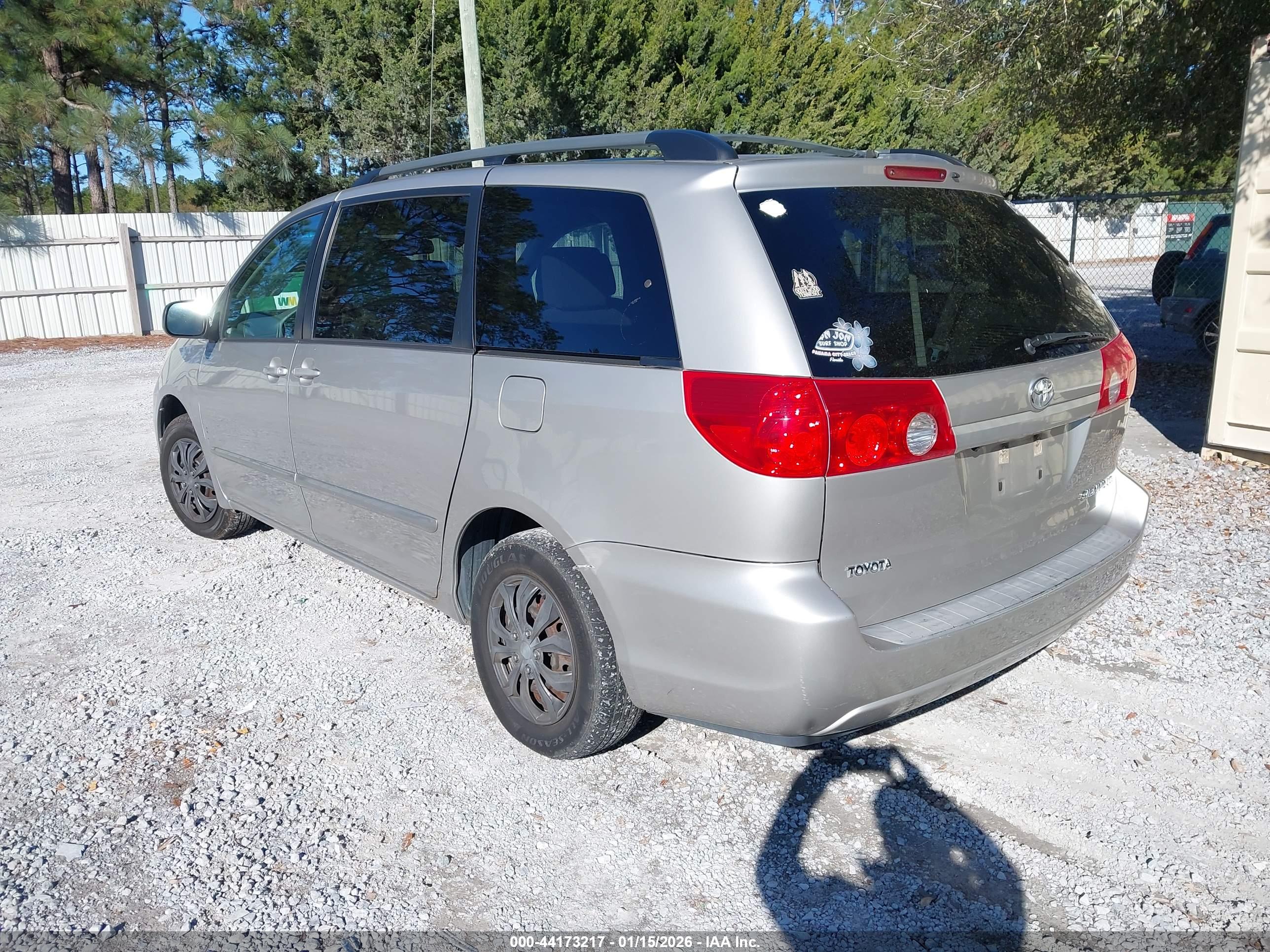 TOYOTA SIENNA image 3