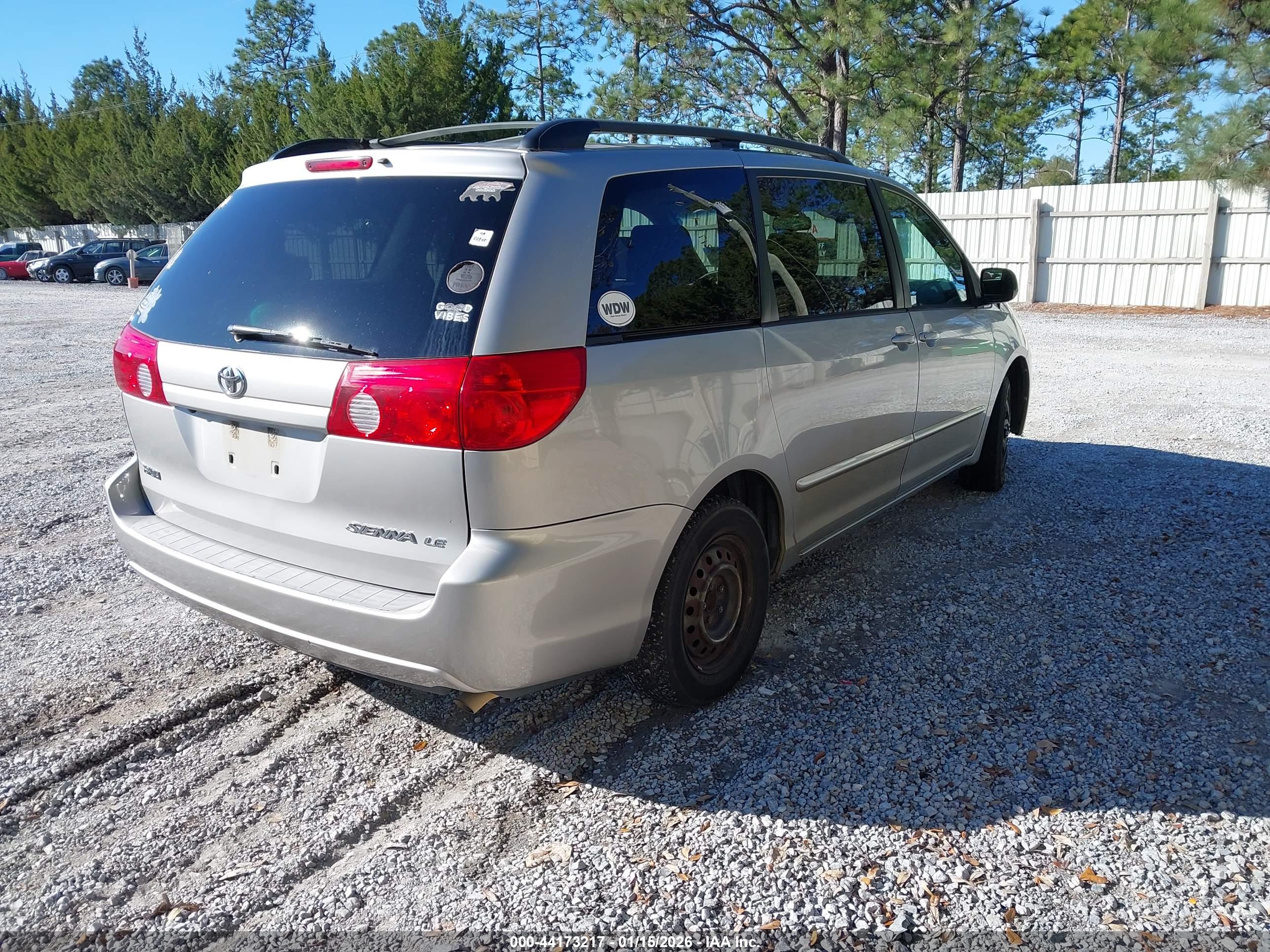 TOYOTA SIENNA image 4