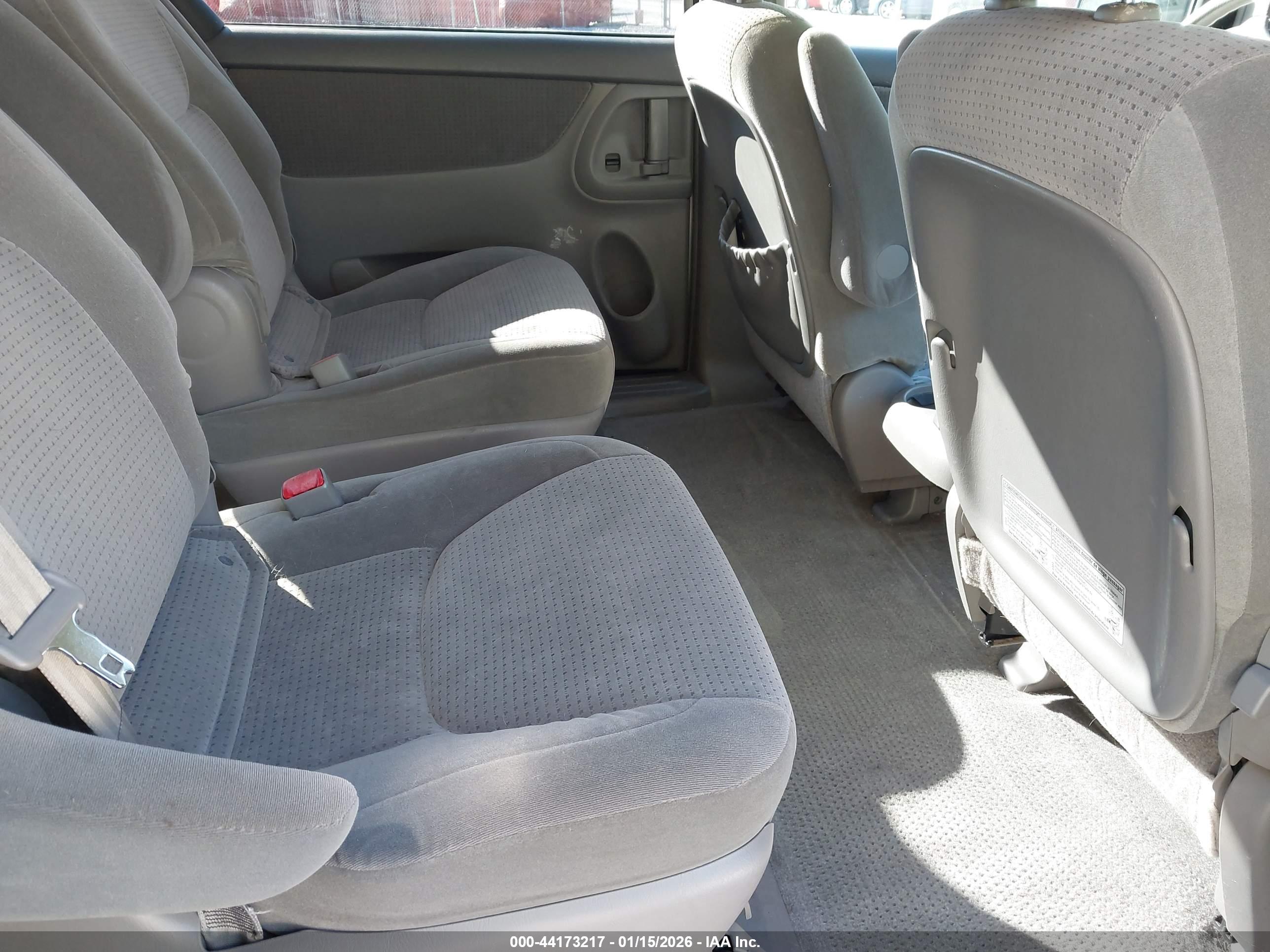TOYOTA SIENNA image 8