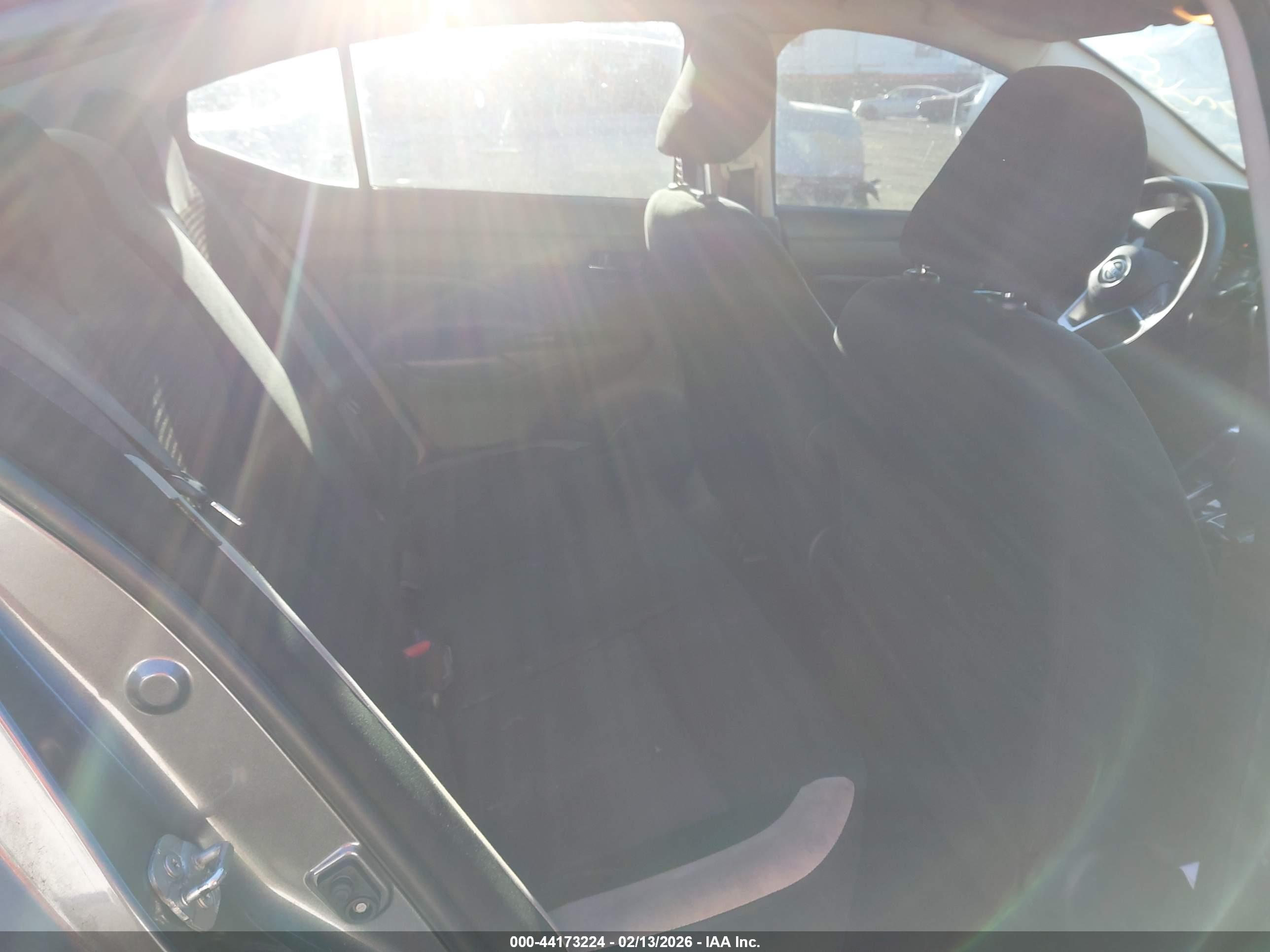 NISSAN VERSA image 8