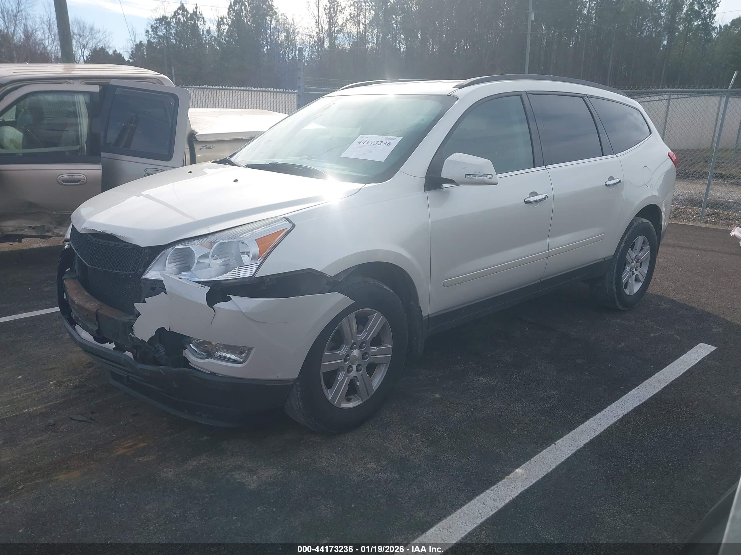 CHEVROLET TRAVERSE image 2