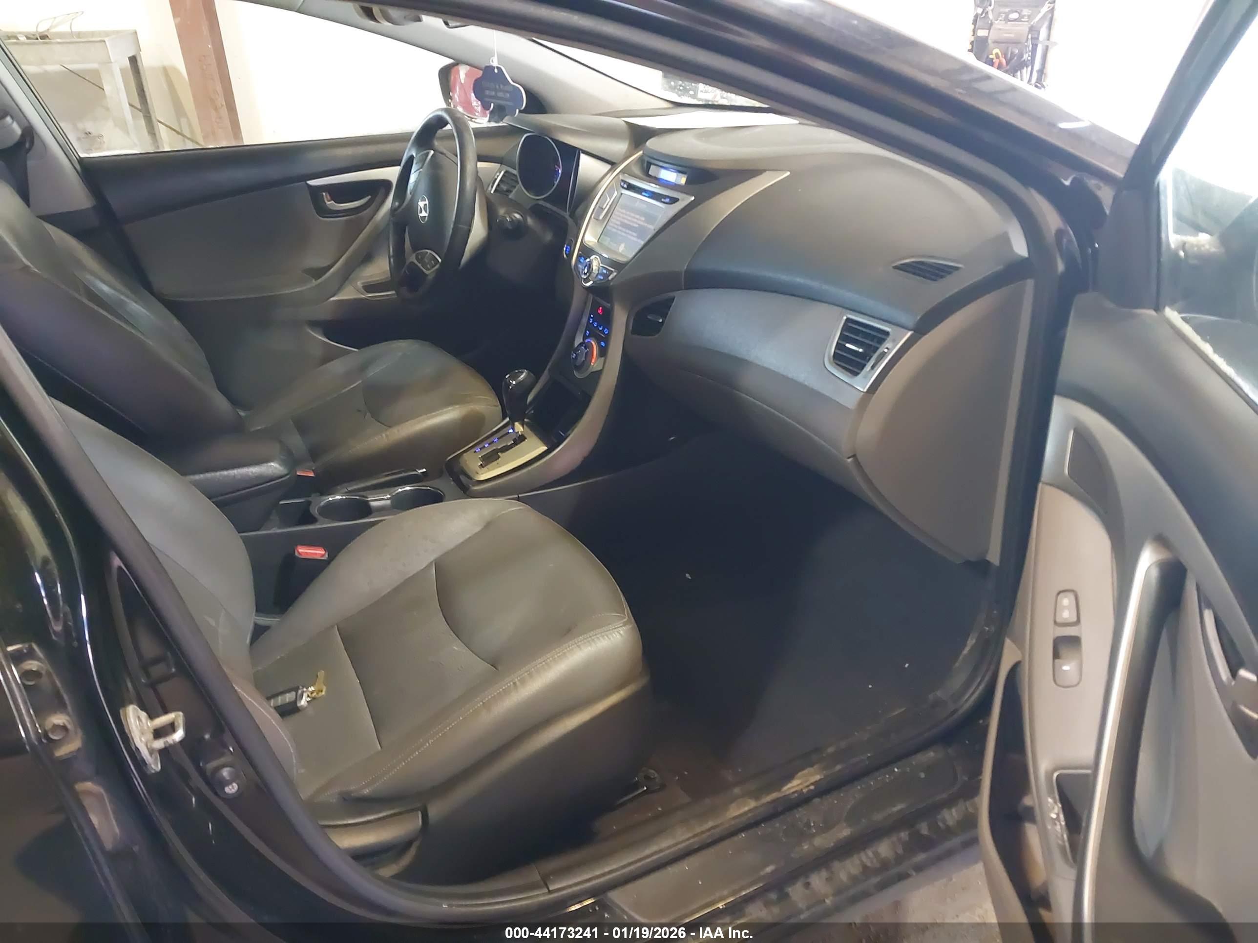HYUNDAI ELANTRA image 5
