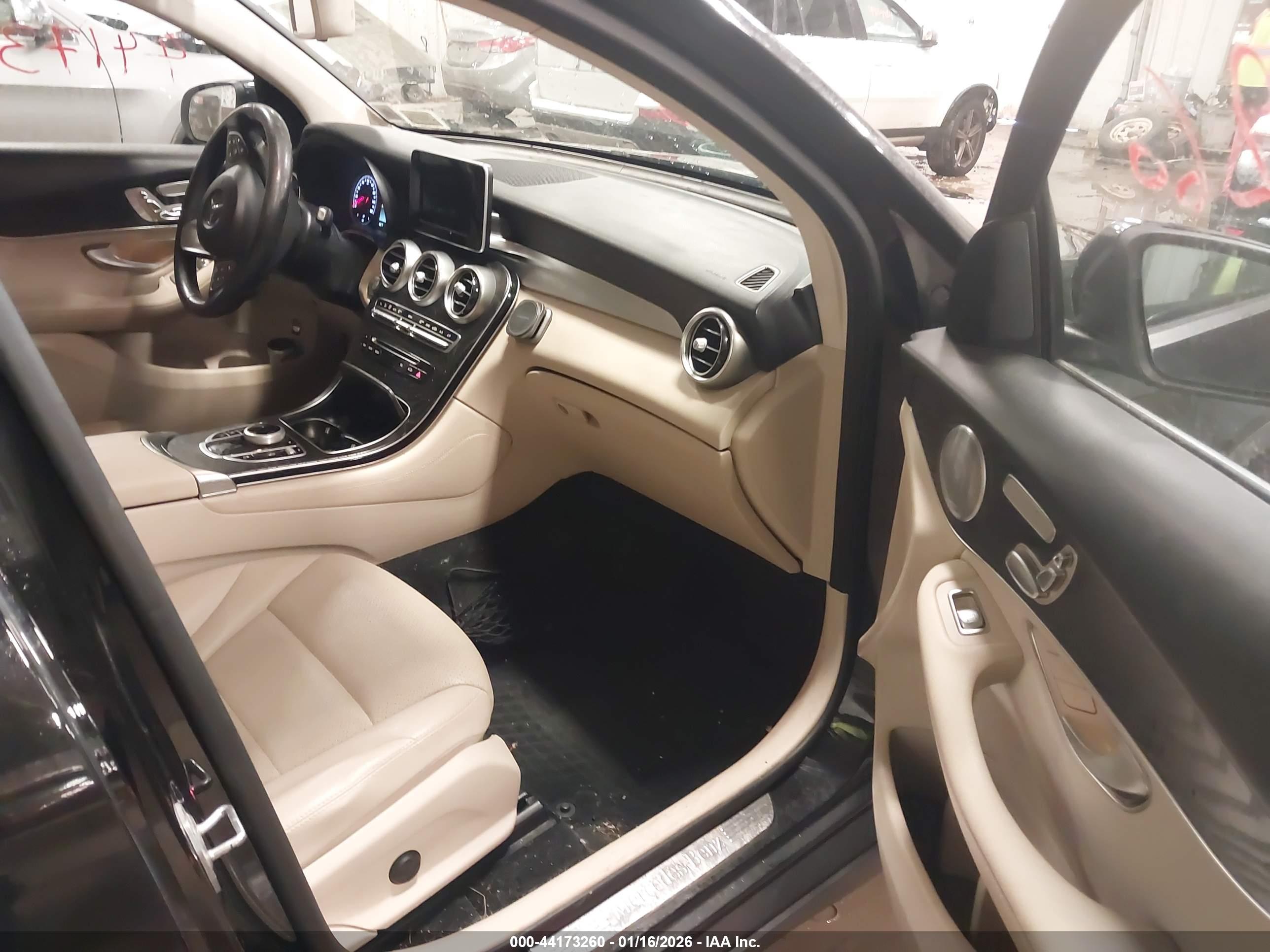 MERCEDES-BENZ GLC image 5
