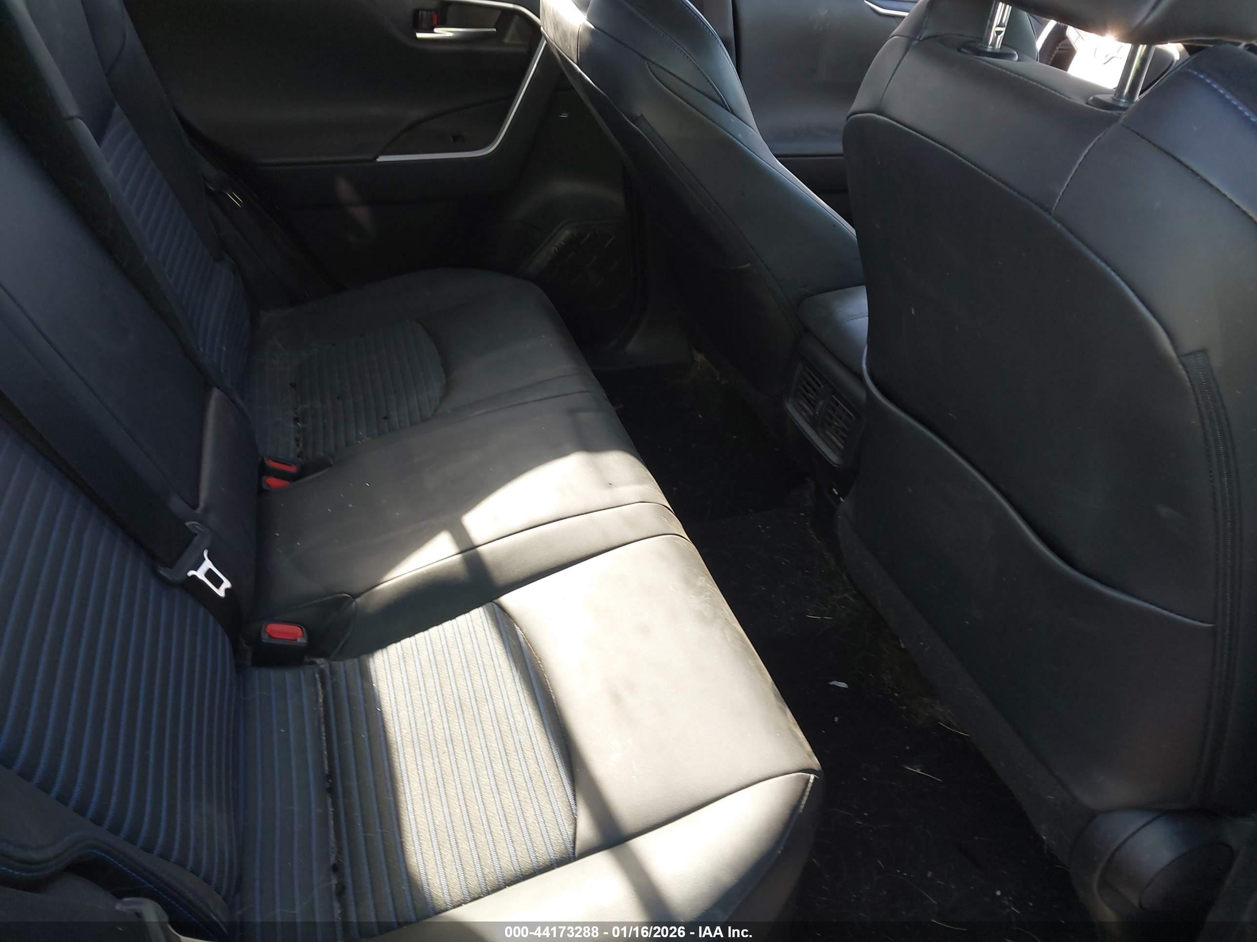 TOYOTA RAV4 image 8