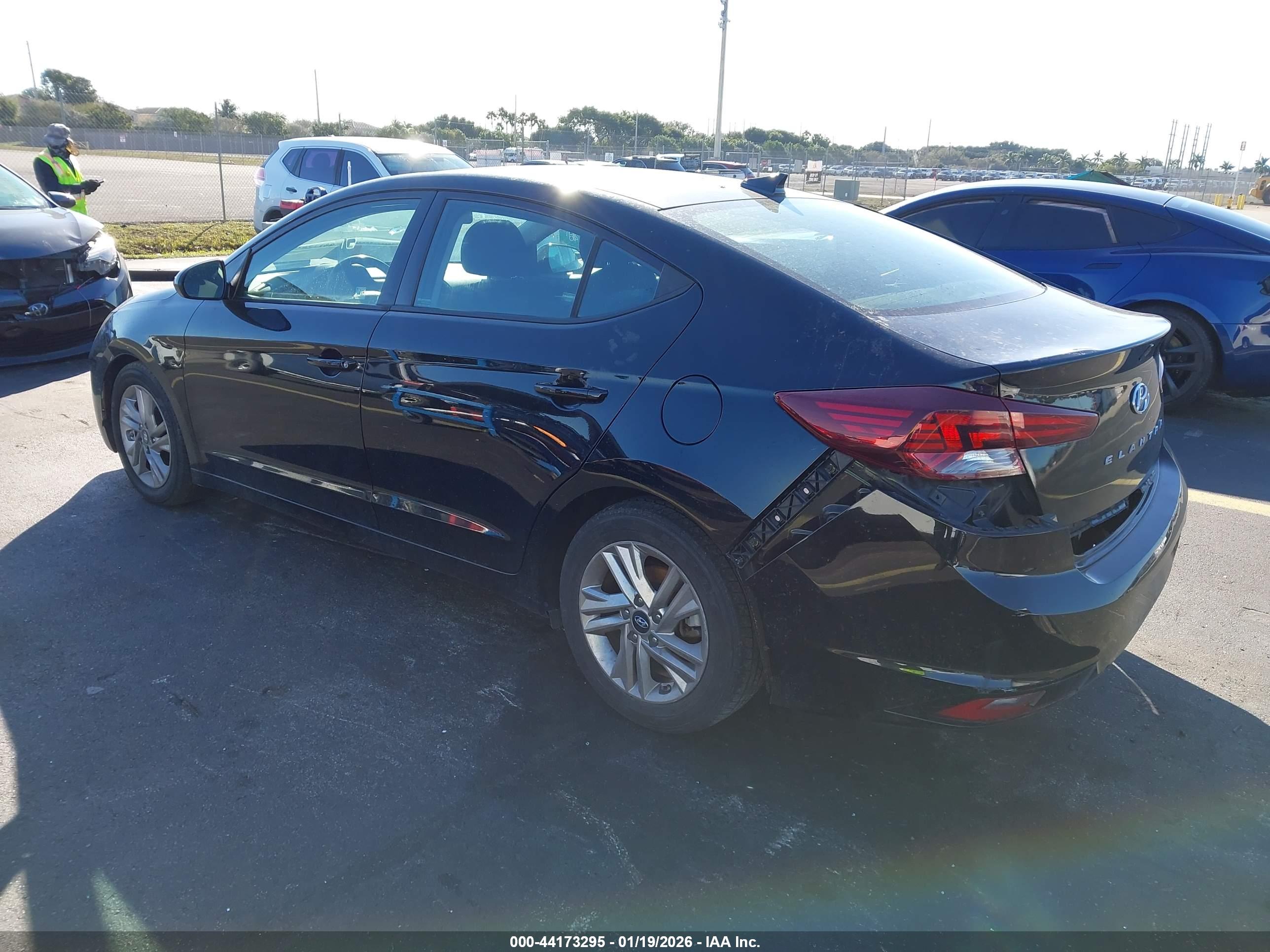 HYUNDAI ELANTRA image 3