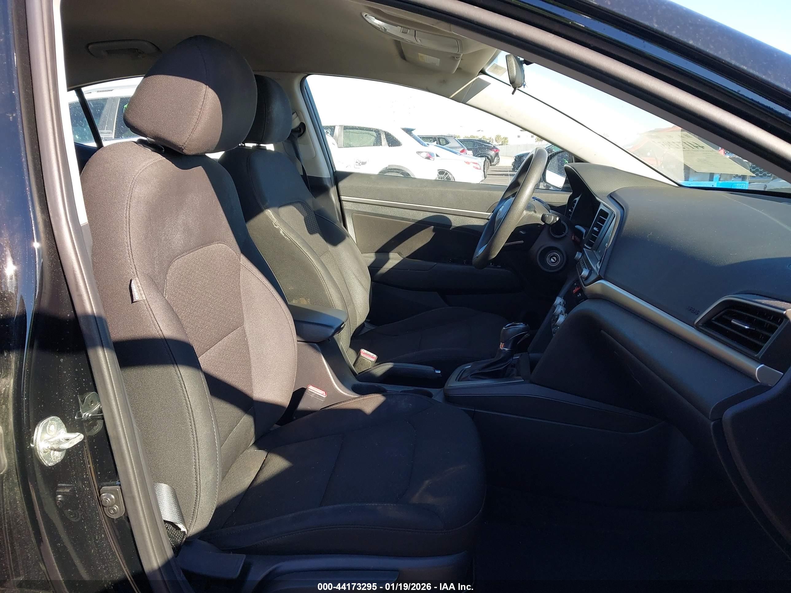 HYUNDAI ELANTRA image 5