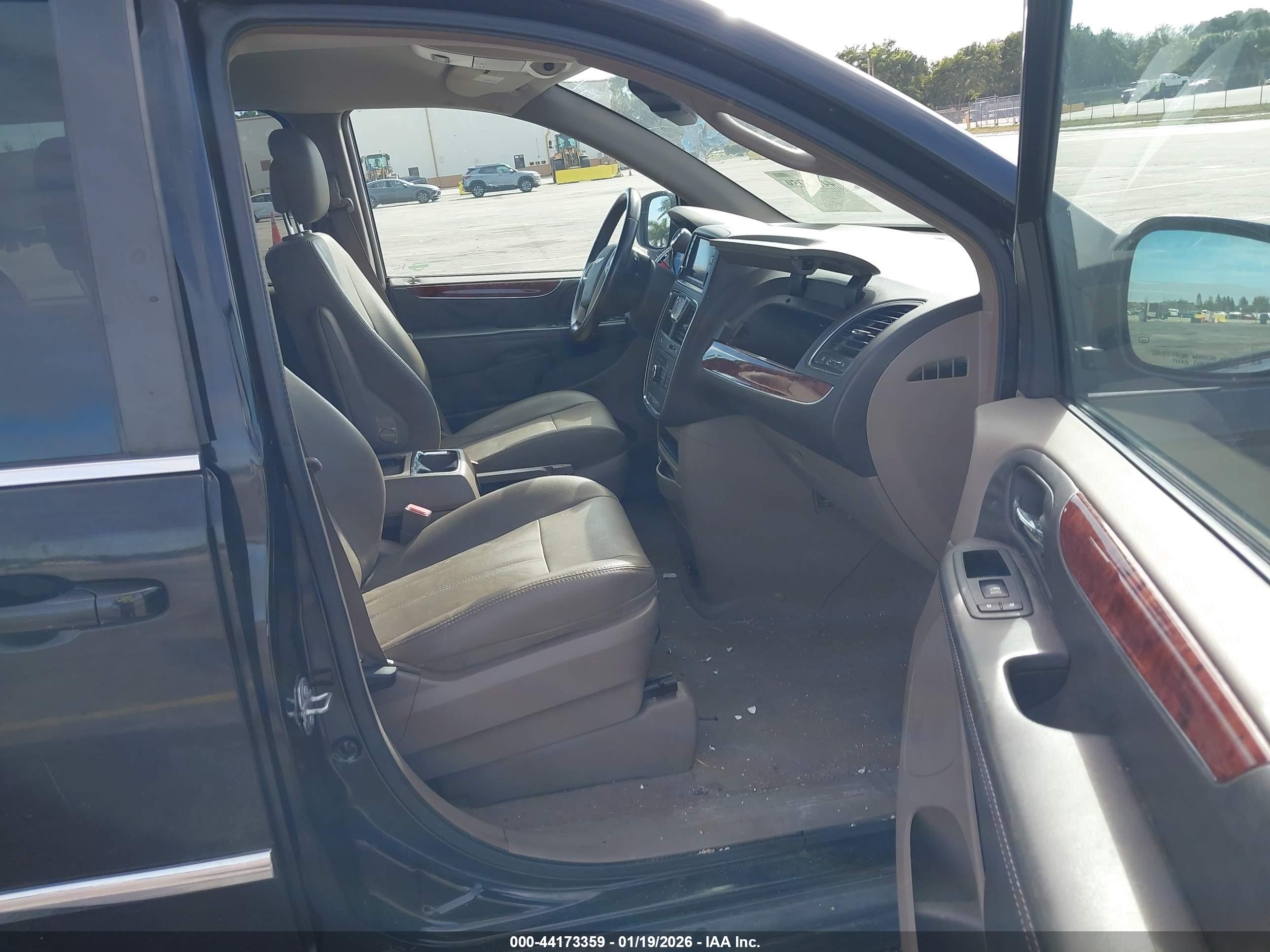 CHRYSLER TOWN image 5