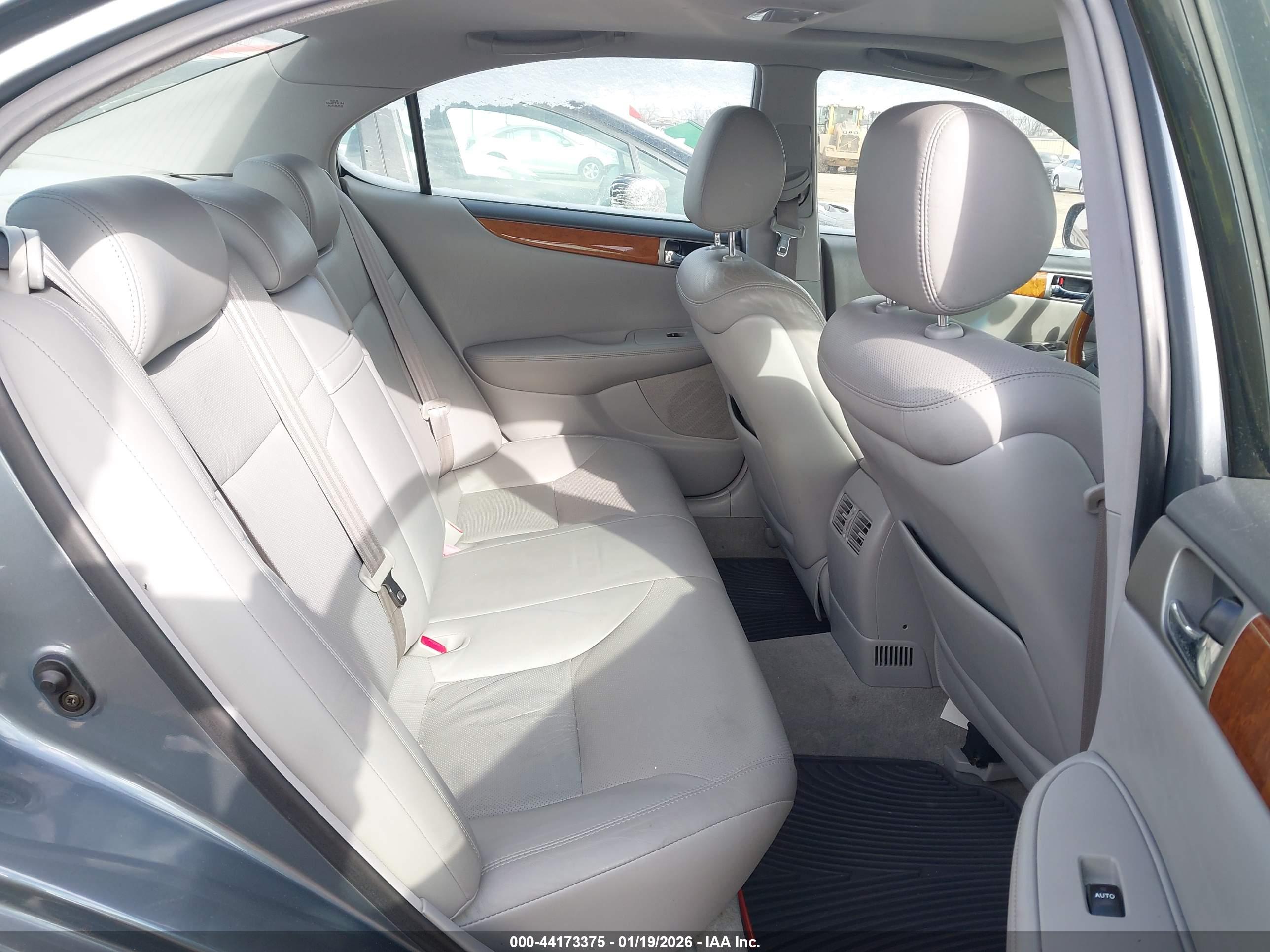 LEXUS ES image 8