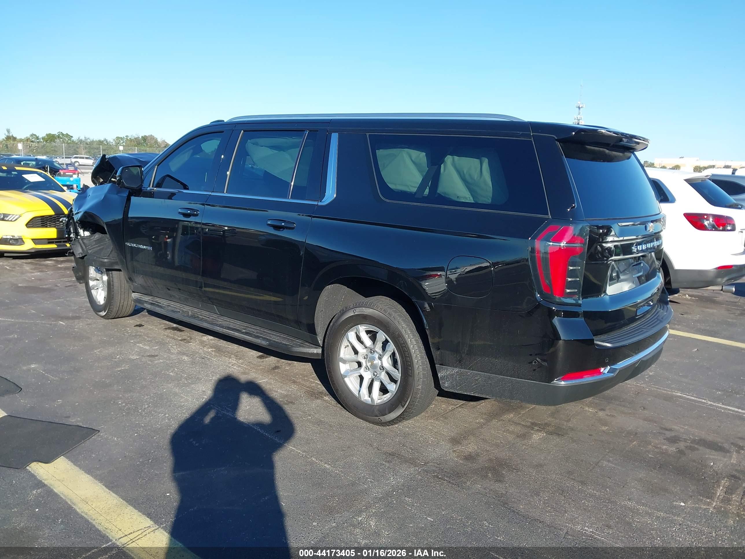 CHEVROLET SUBURBAN image 3