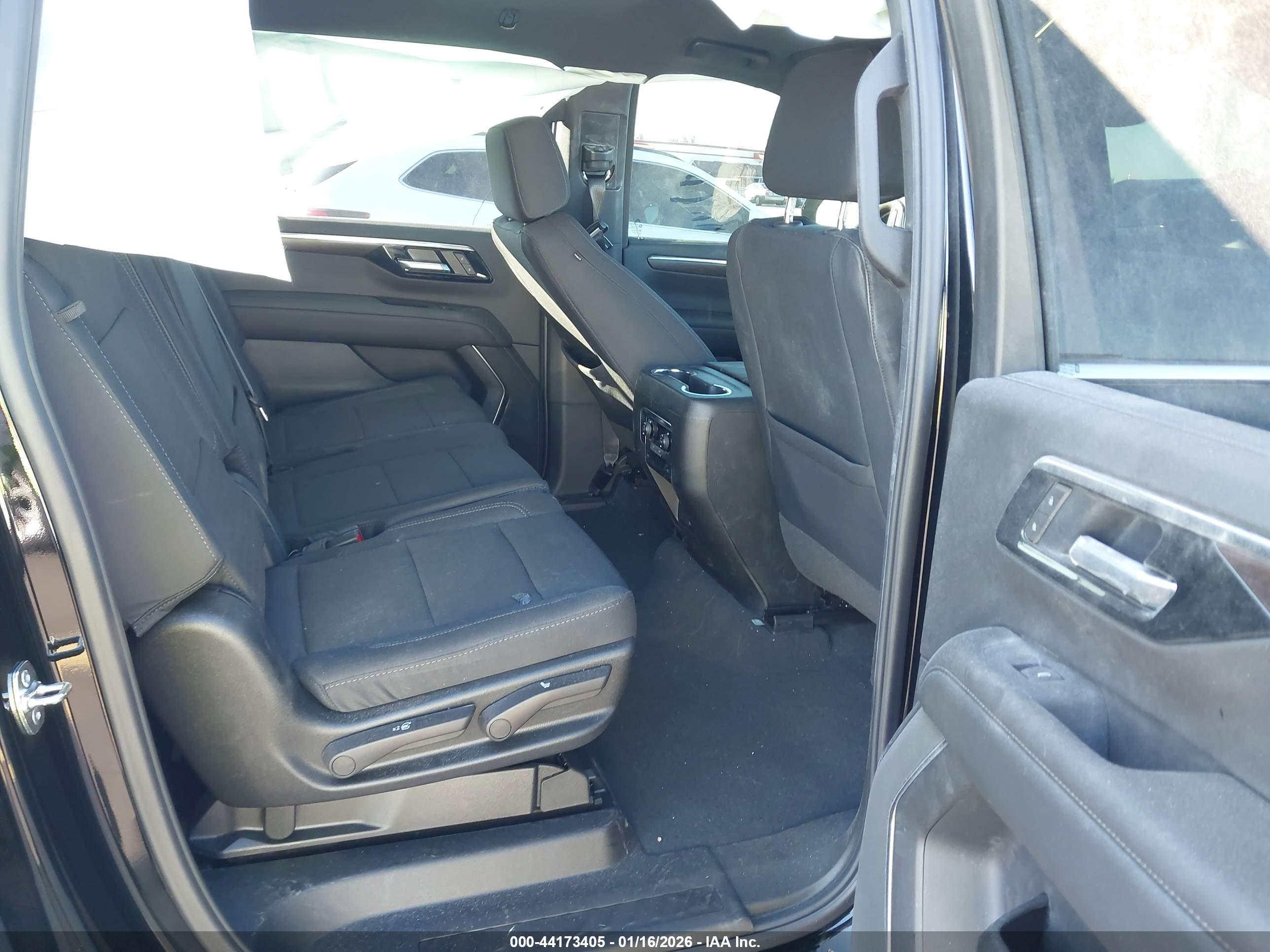 CHEVROLET SUBURBAN image 8