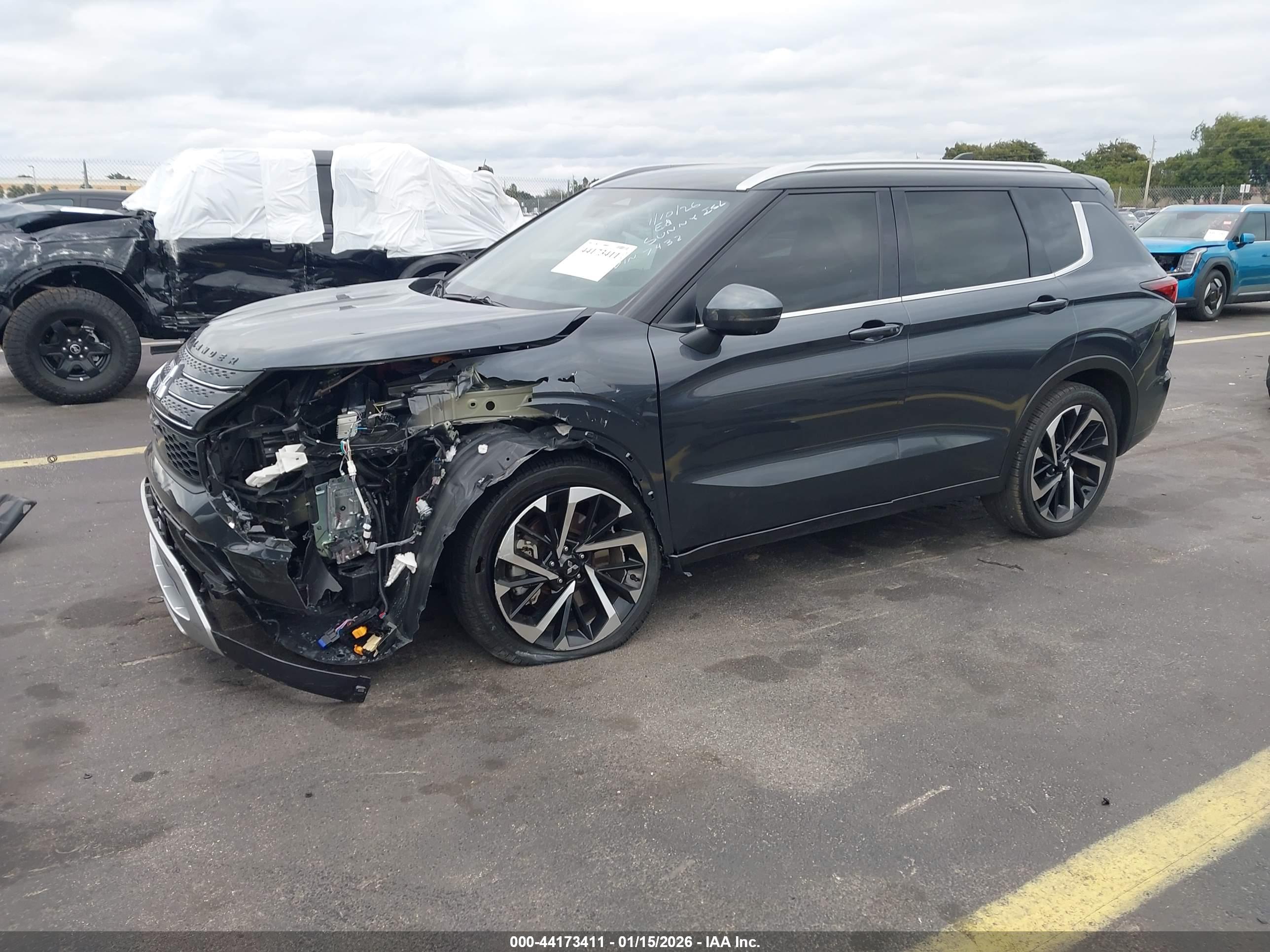 MITSUBISHI OUTLANDER image 2