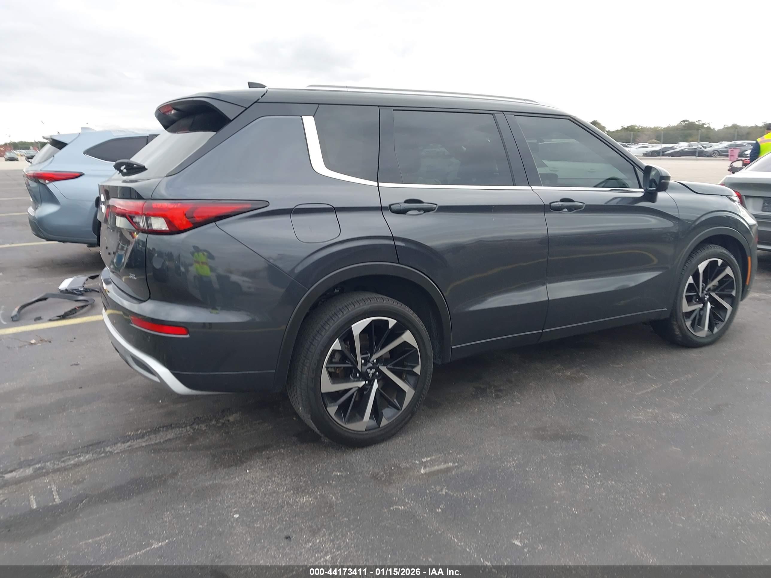 MITSUBISHI OUTLANDER image 4