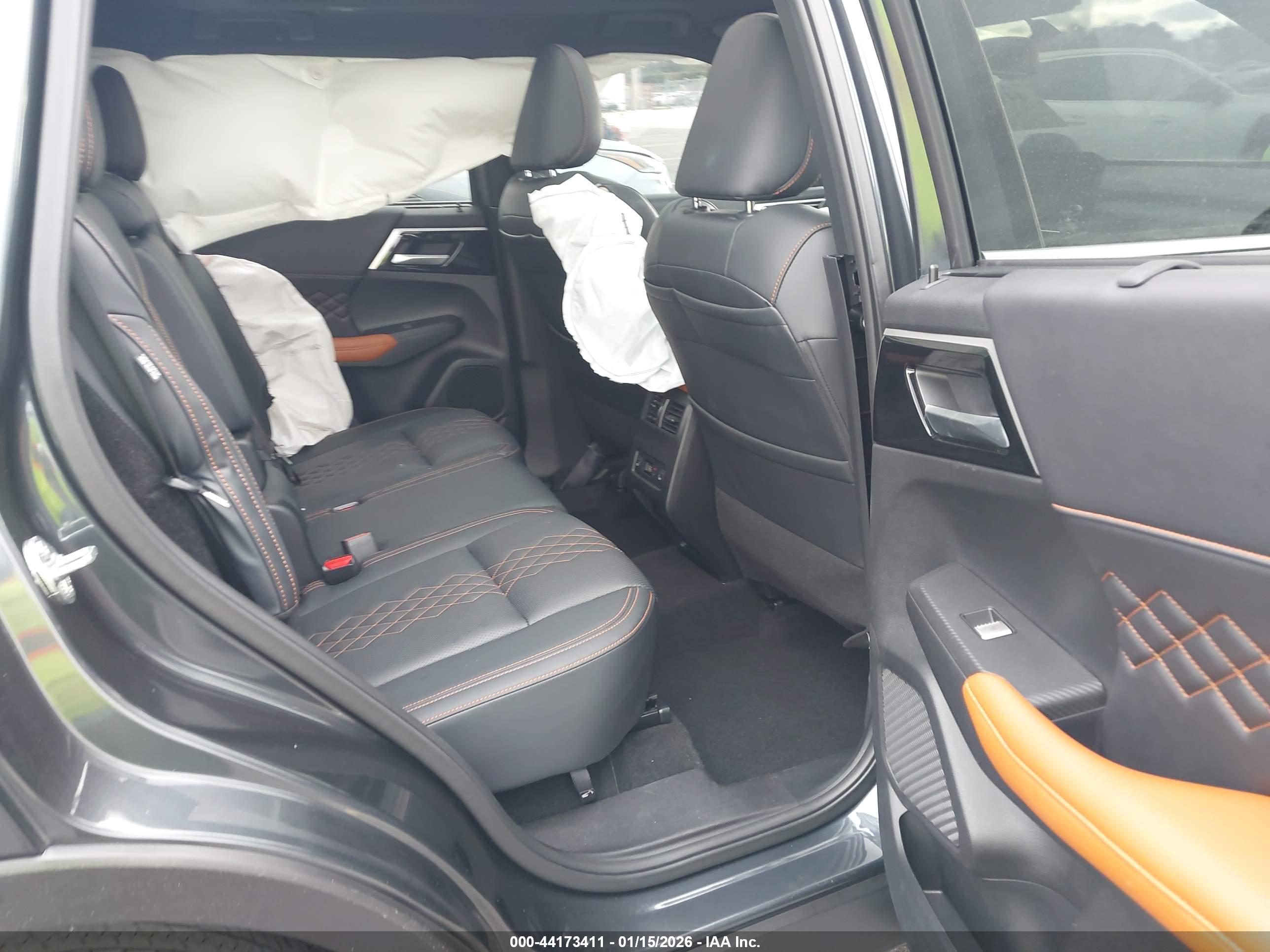 MITSUBISHI OUTLANDER image 8