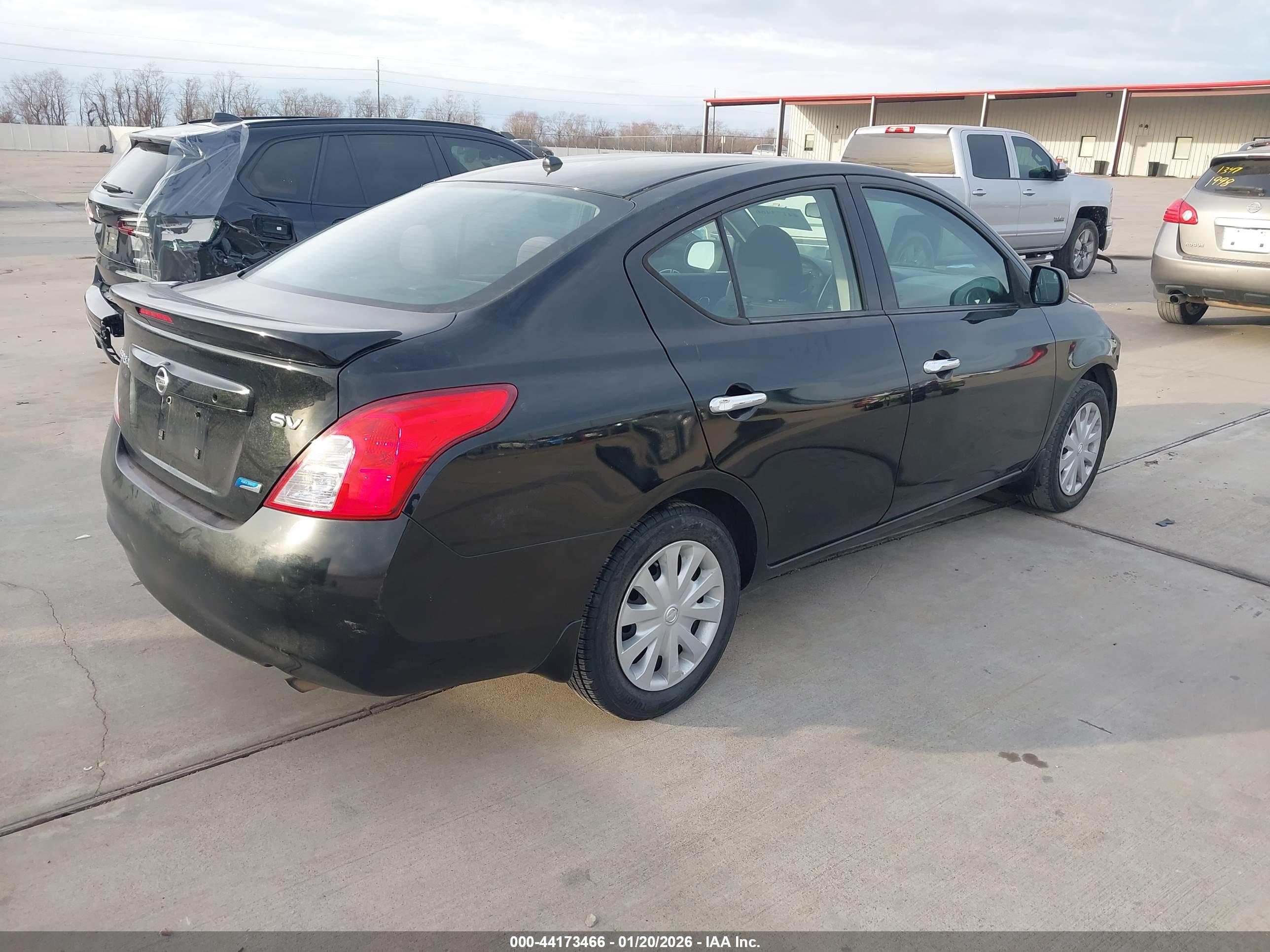 NISSAN VERSA image 4