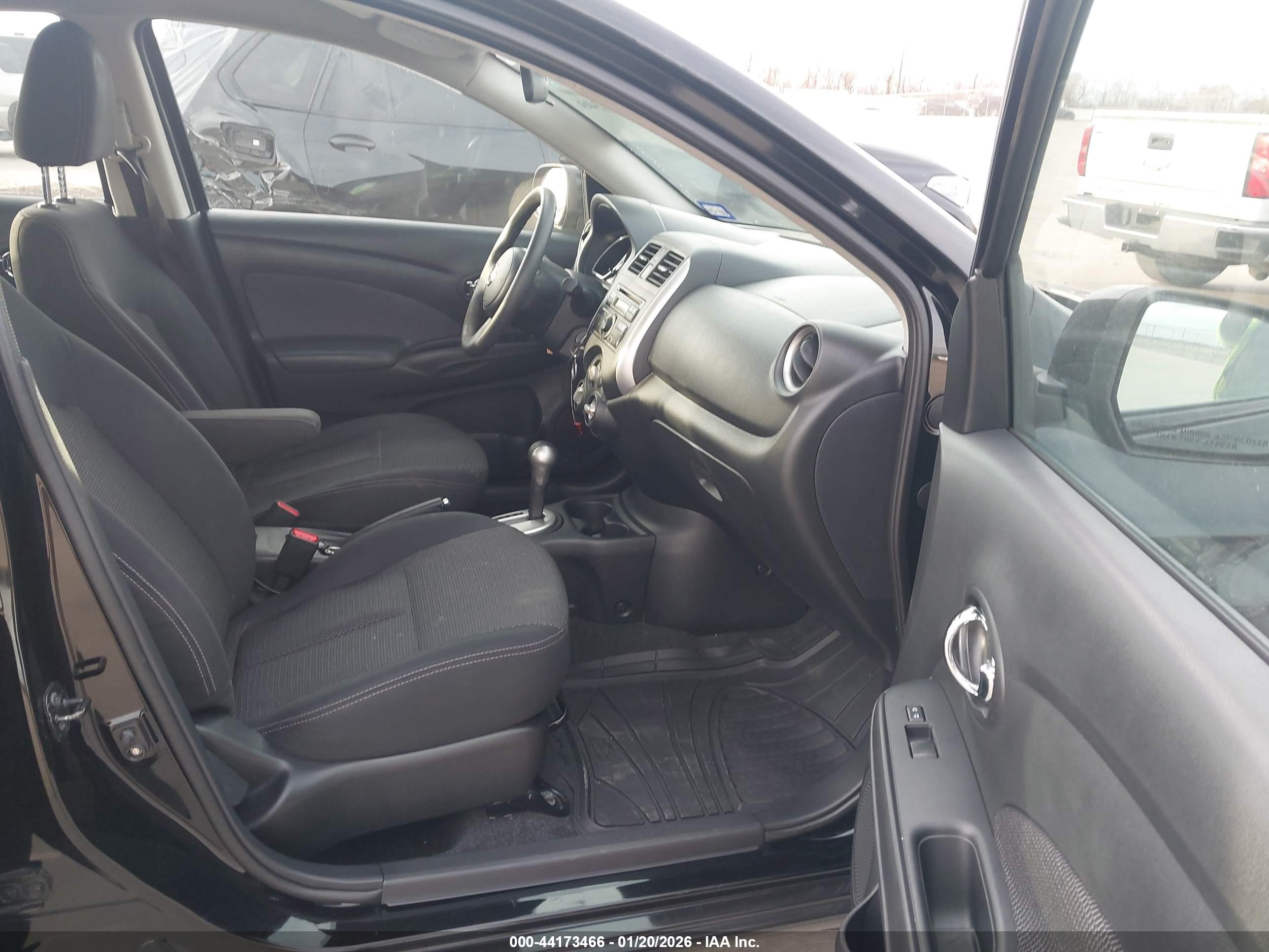 NISSAN VERSA image 5